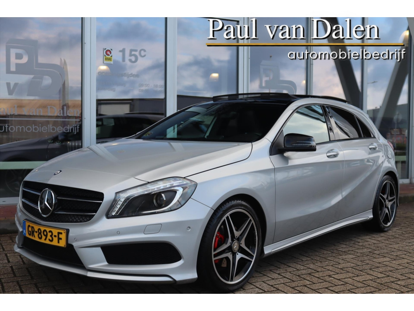 Mercedes-Benz A 180 A180 AUTOMAAT AMG LINE Night Pakket | NL Auto | Panodak | Xenon | Navi | Stoelverwarming | 18 Inch | Pdc V- A | 2015 - voorkant