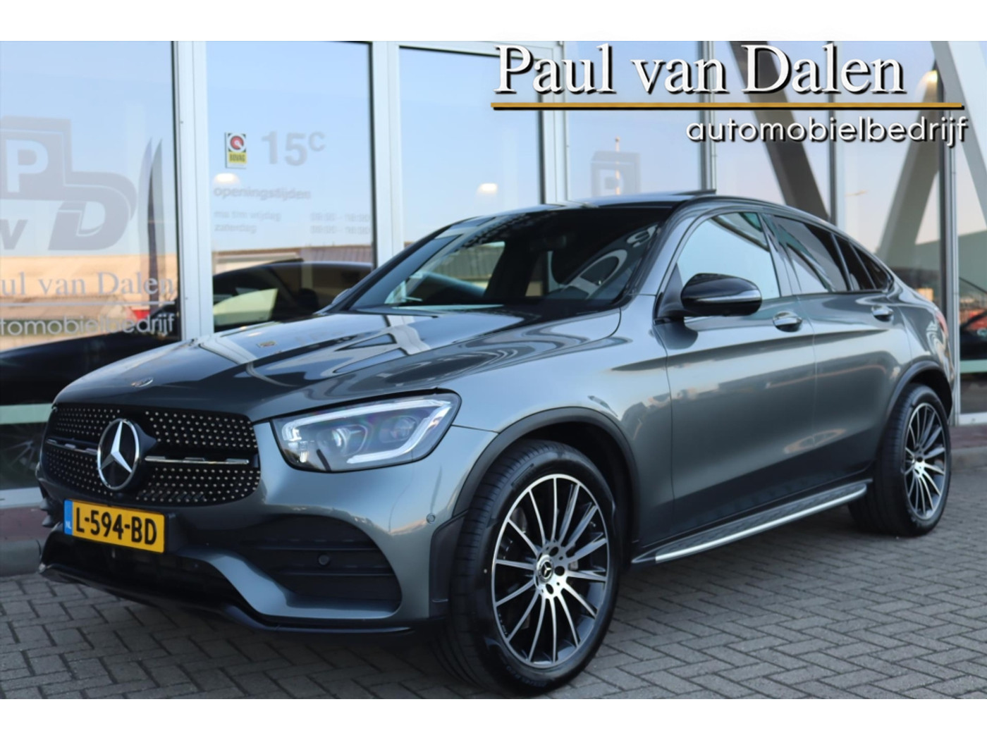 Mercedes-Benz GLC 200 4Matic 200 197PK 4MATIC 9G-TRONIC AMG Burmester | Schuifdak | Trekhaak | Sfeer | 360 Camera | Memory | Treeplanken | 20 Inch | Carplay | 2021 - voorkant