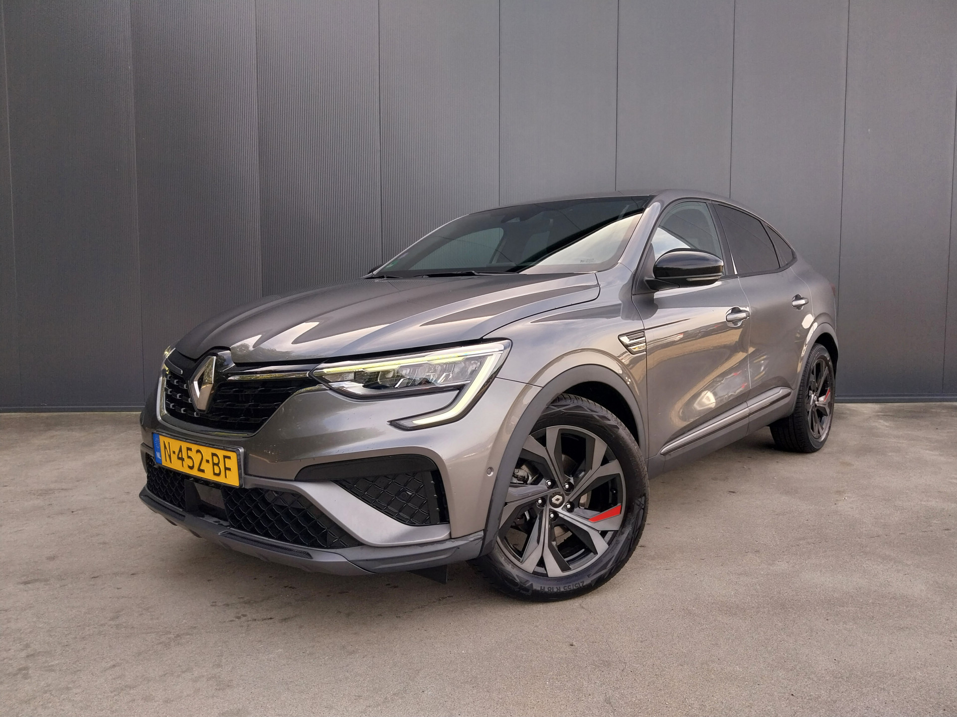 Renault Arkana E-tech 1.6 E-Tech Hybrid 145 R.S. Line 1e EIGENAAR TREKHAAK NAVI CRUISE 2021 - voorkant
