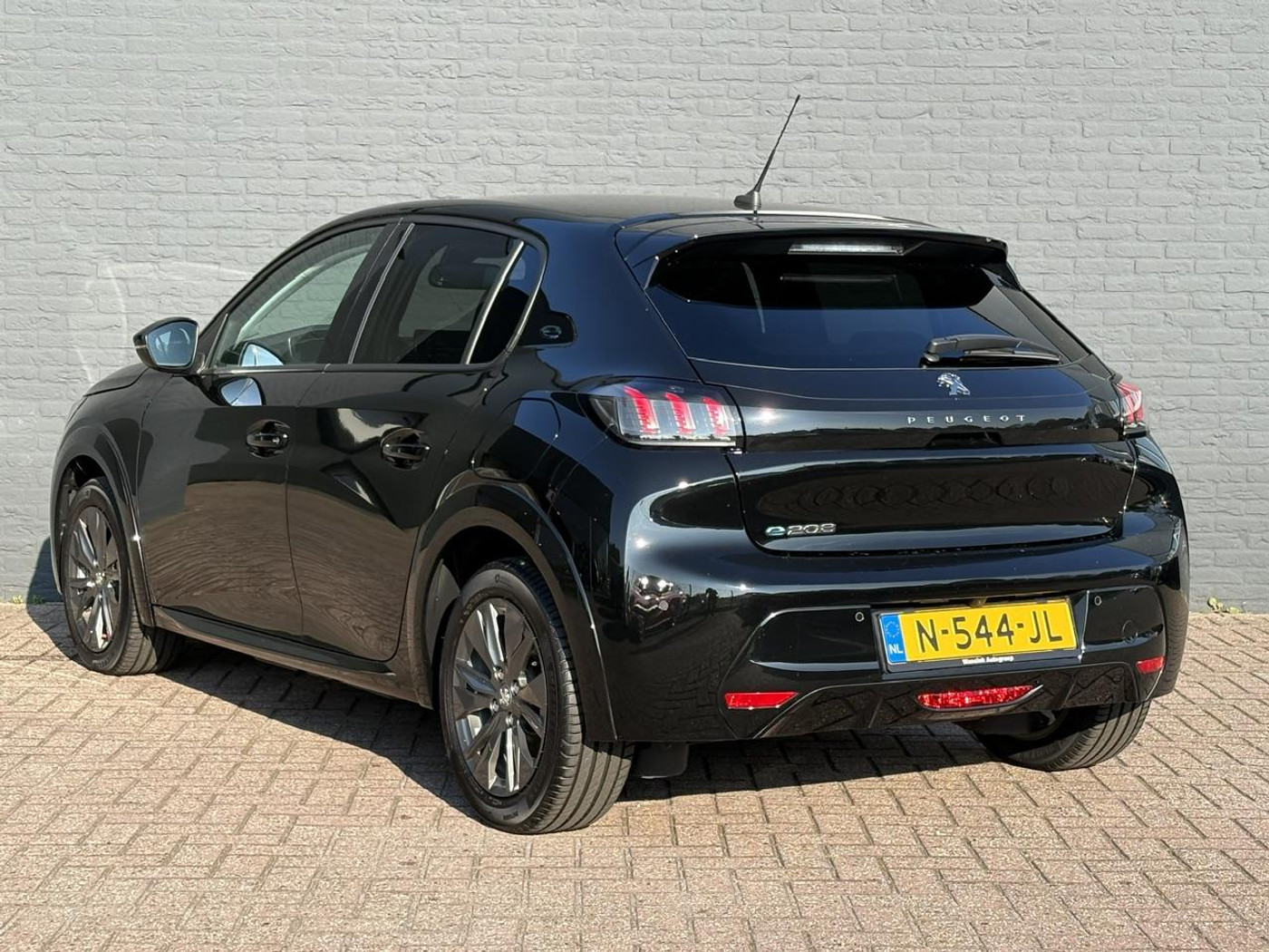 Foto van Peugeot E-208