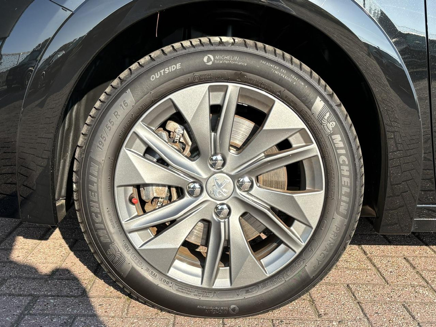 Foto van Peugeot E-208