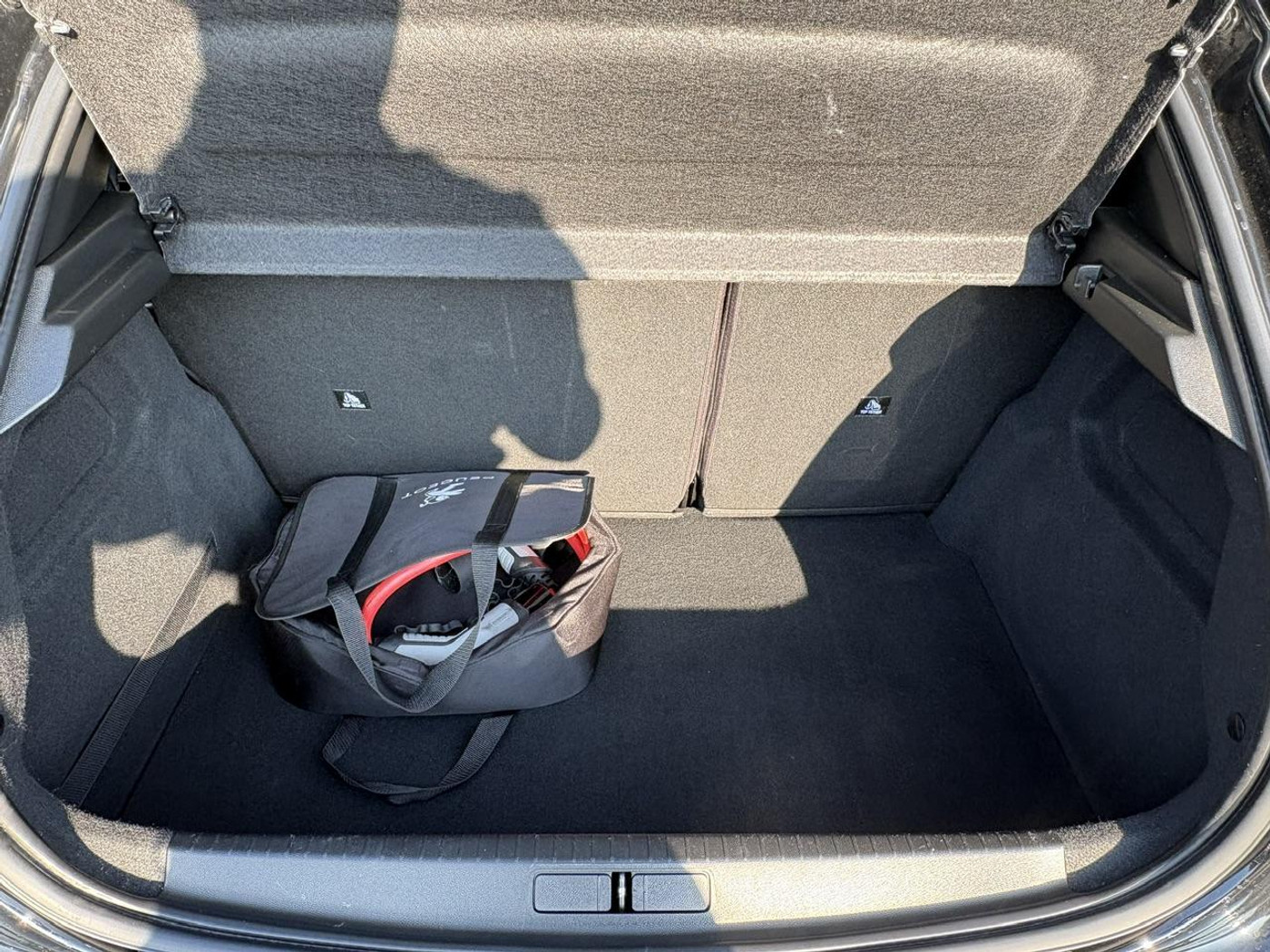 Foto van Peugeot E-208