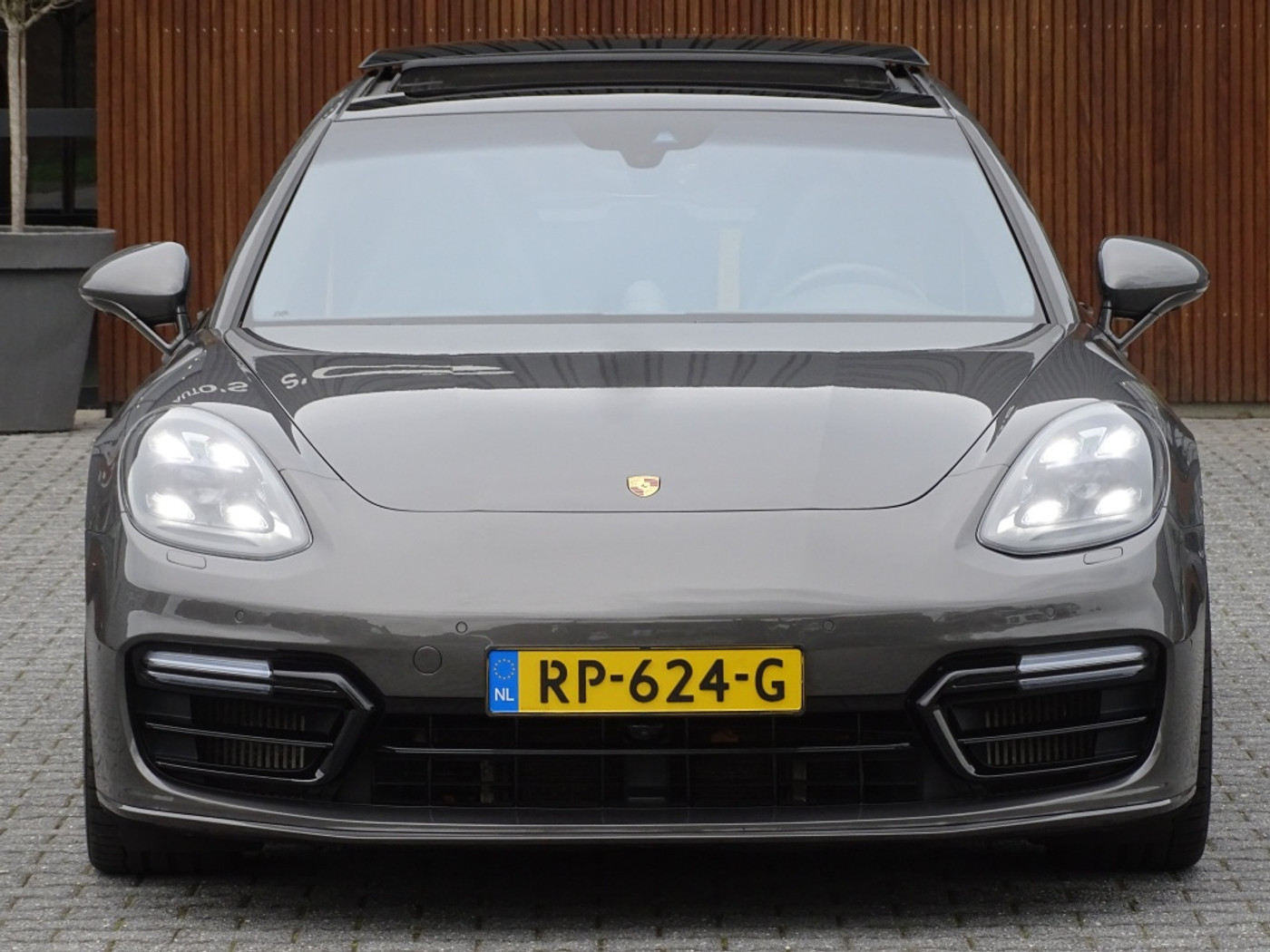 Foto van Porsche Panamera Turbo S E-hybrid
