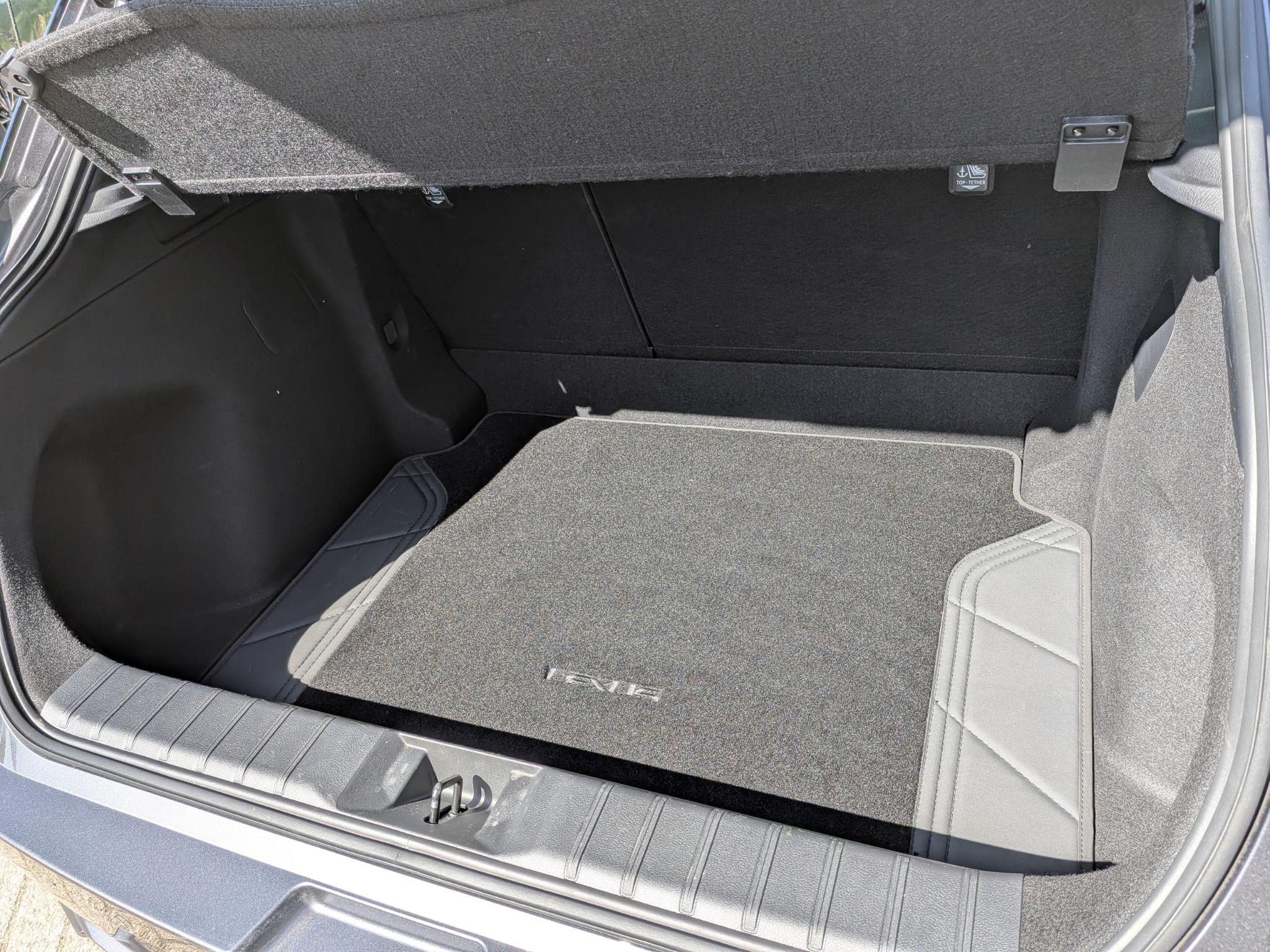 Foto van Lexus LBX