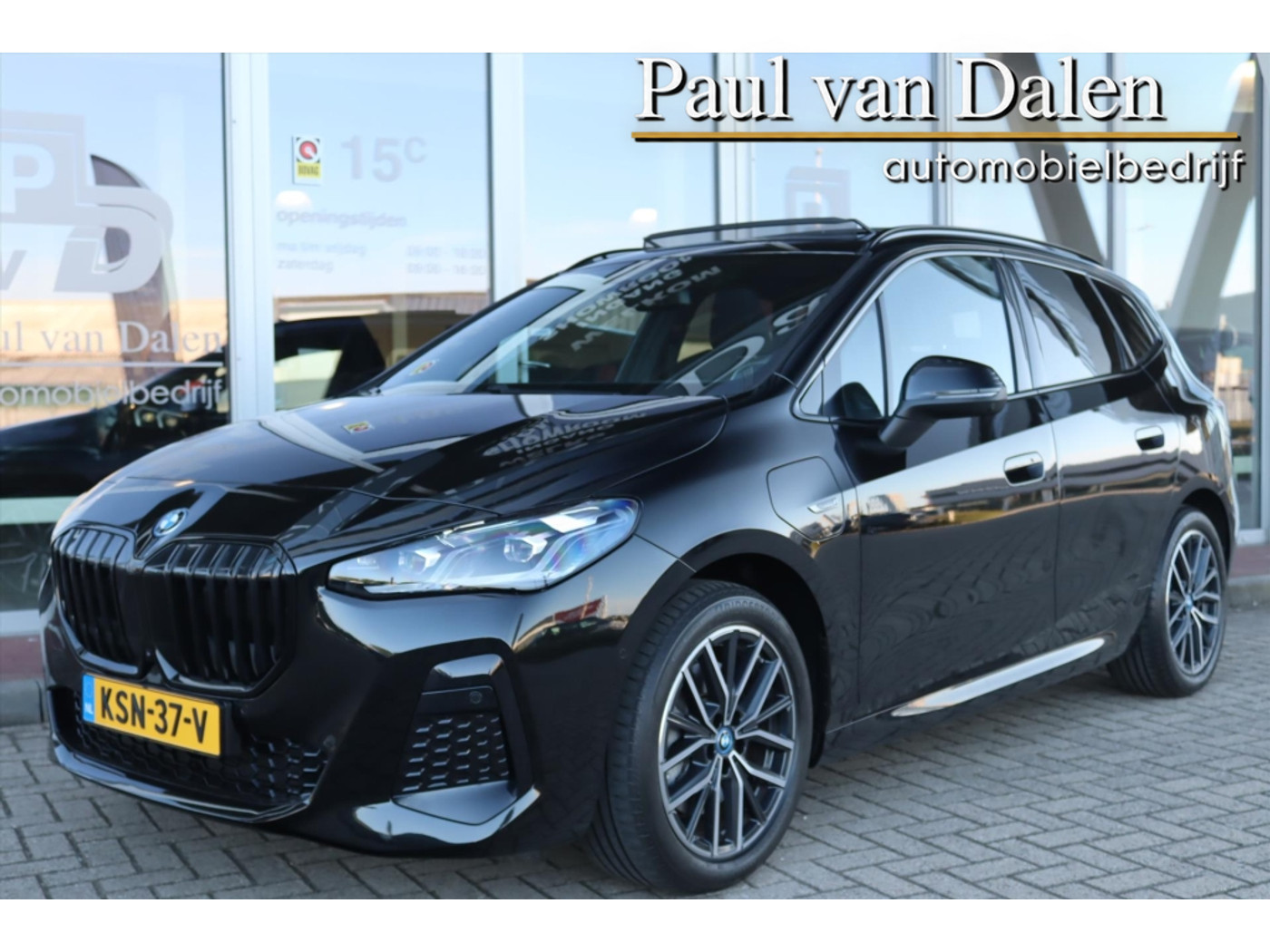 BMW 2-serie Active Tourer (u06) 230e 326PK xDrive M-SPORT Panodak | Sfeerverlichting | Harman Kardon | Head Up | Live Cockpit | Driving assistent Plus | Camera | 2022 - voorkant