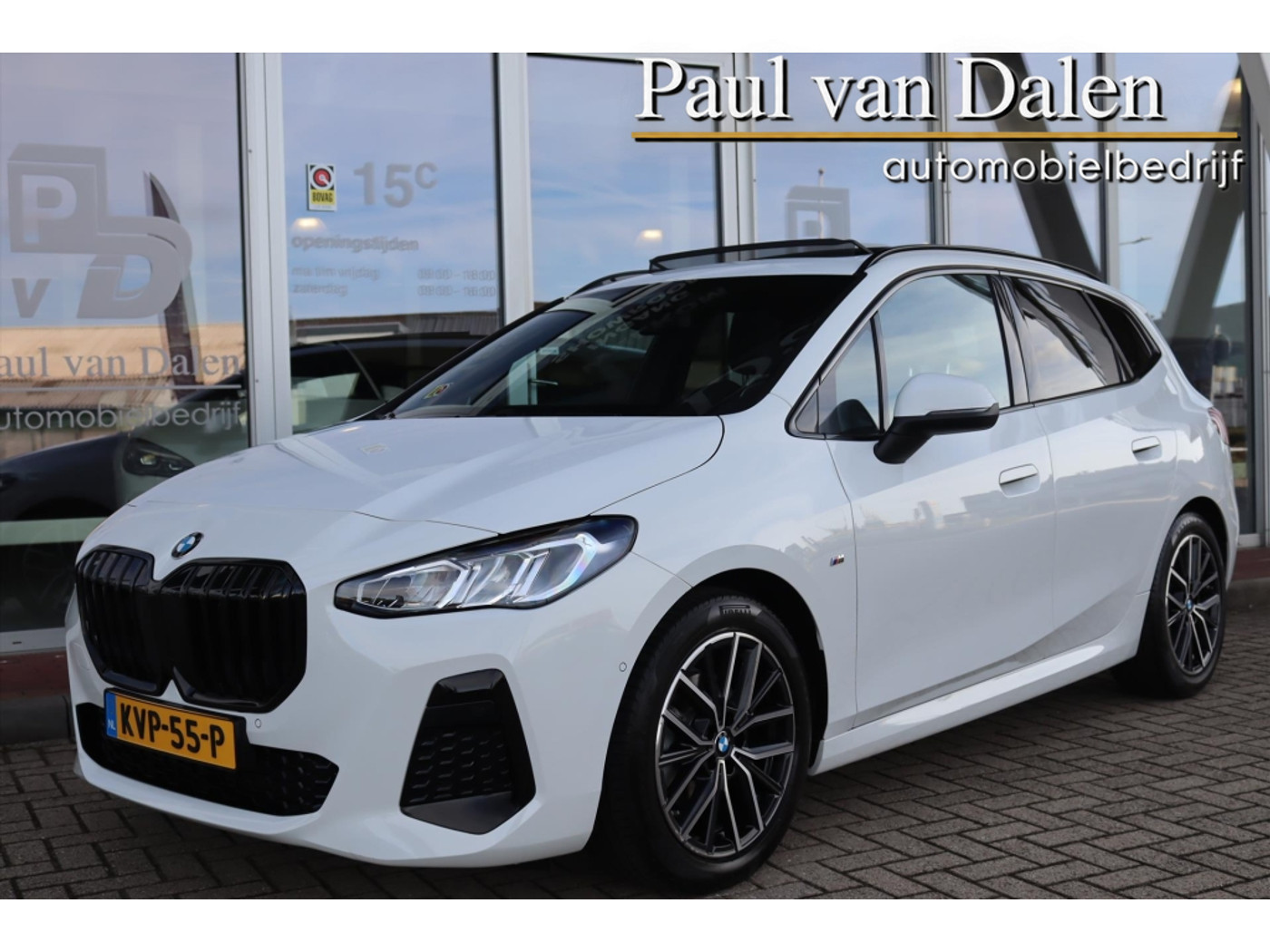 BMW 2-serie Active Tourer (u06) 220i M-SPORT Shadow Line | Panoramadak | Camera | Stoelverwarming | Sfeerverlichting | Wide screen | DAB | 2023 - voorkant