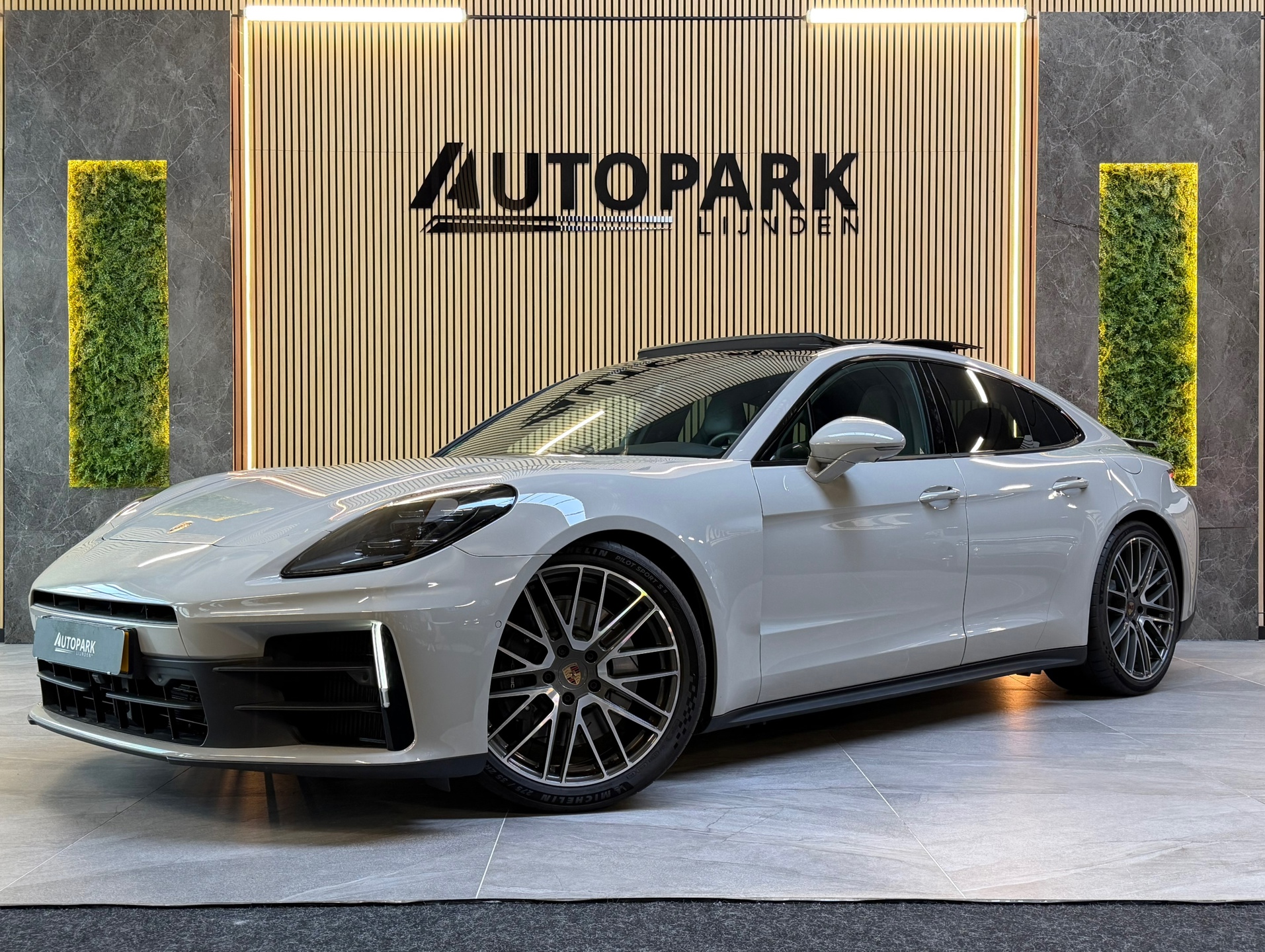 Porsche Panamera 4 E-hybrid 2.9 4 E-Hybrid PANO|BOSE|SOFTCLOSE|360 CAMERA|MEMORY|LUCHTVERING|FABRIEKSGARANTIE|NL AUTO|DEALER ONDERHOUDEN|VOL! 2024 - voorkant