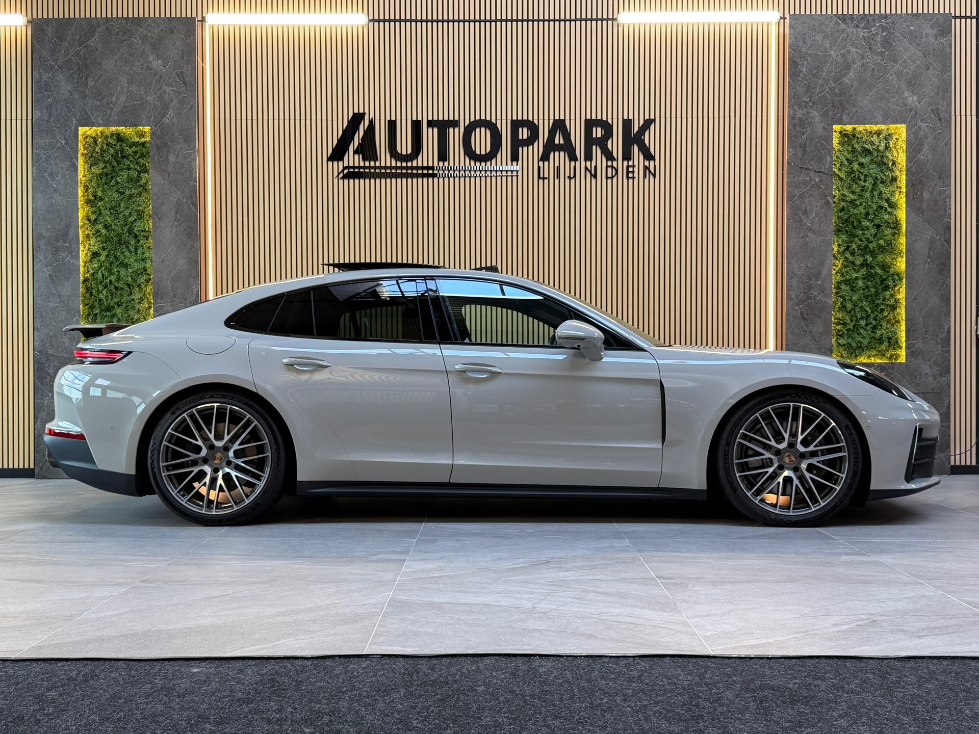 Foto van Porsche Panamera 4 E-hybrid