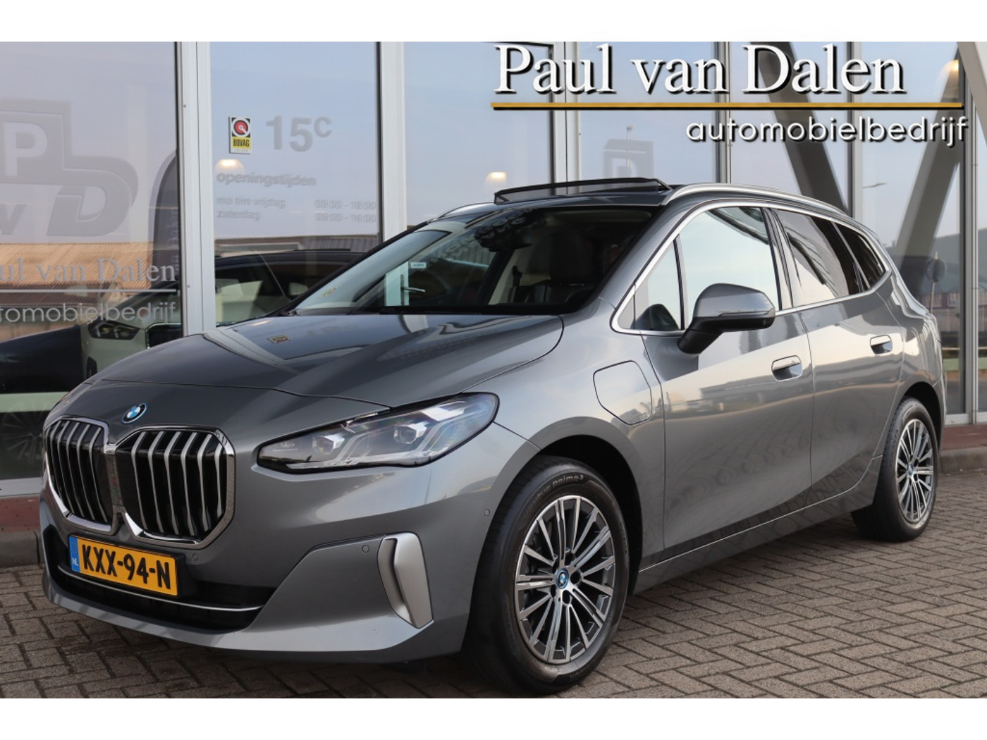 BMW 2-serie Active Tourer (u06) 225e 245PK XDRIVE LUXURY Panodak | SOH 96% | Navi | Memory | Harman Kardon | Head-Up | 17 Inch Lm | Comfort Acces | 2024 - voorkant