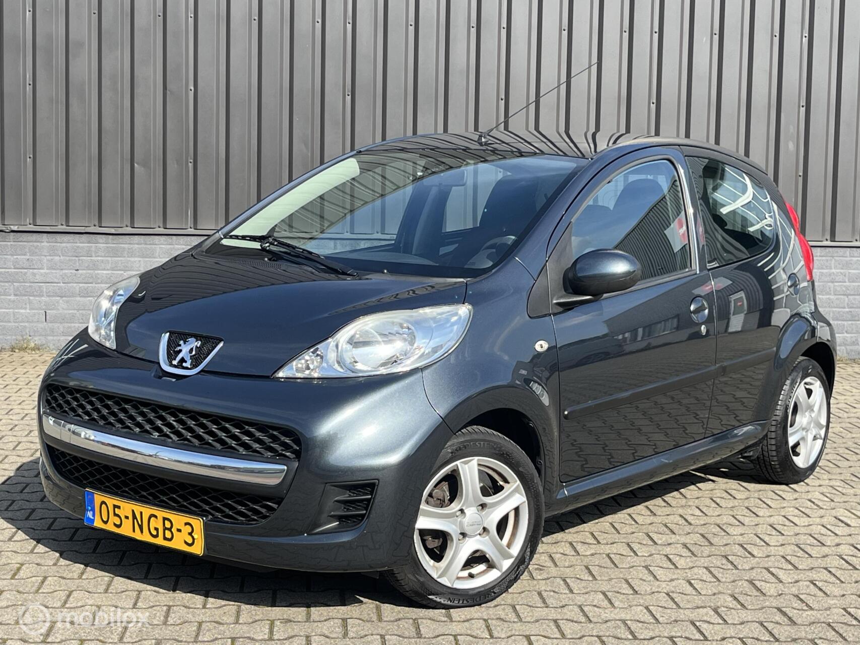 Peugeot Peugeot 107 1.0-12V Urban Move 2010 - voorkant