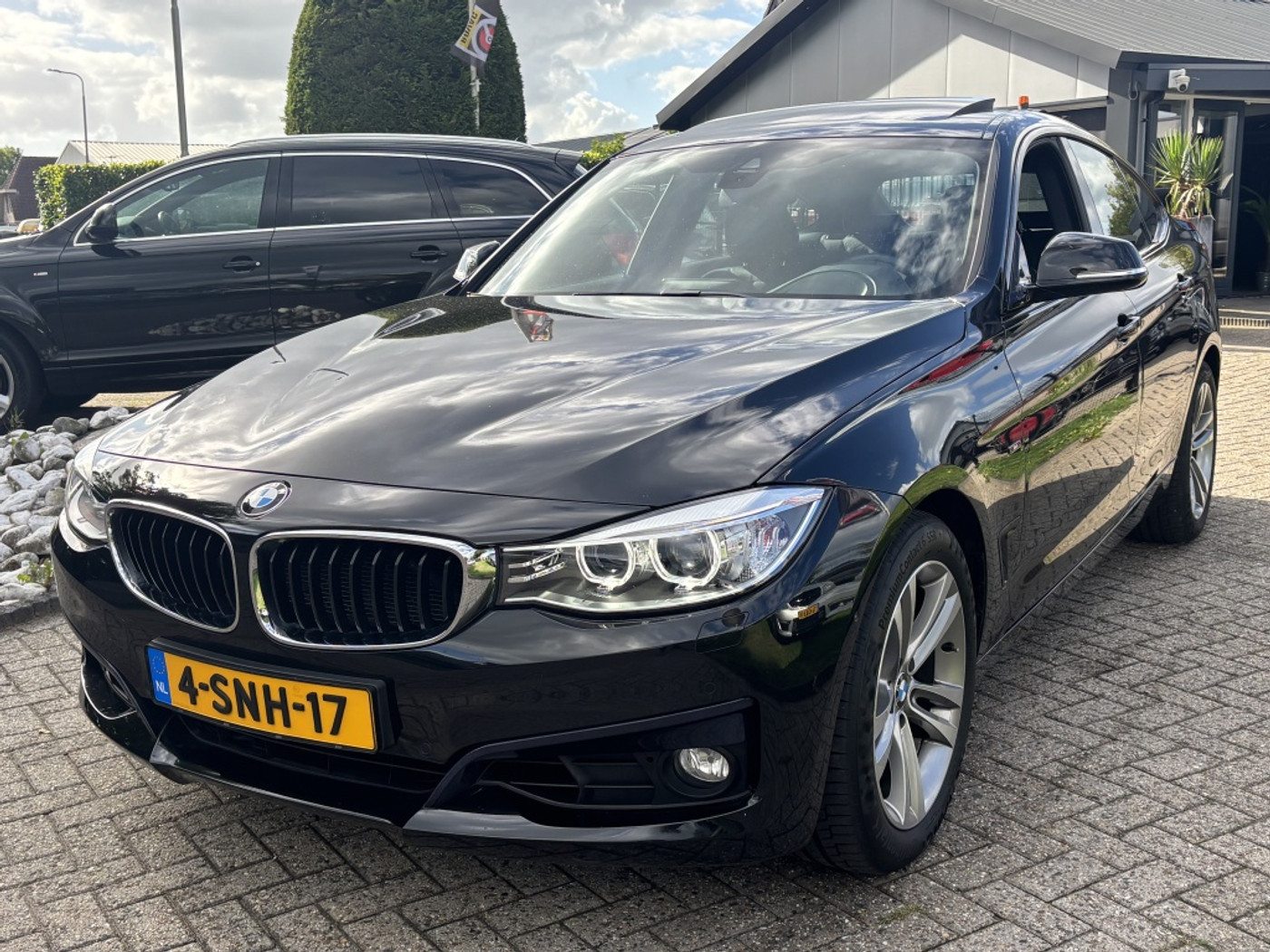 BMW 320i 320i High Exe GT Sportline Dealerauto 1E Eigenaar Sportline 2013 - voorkant