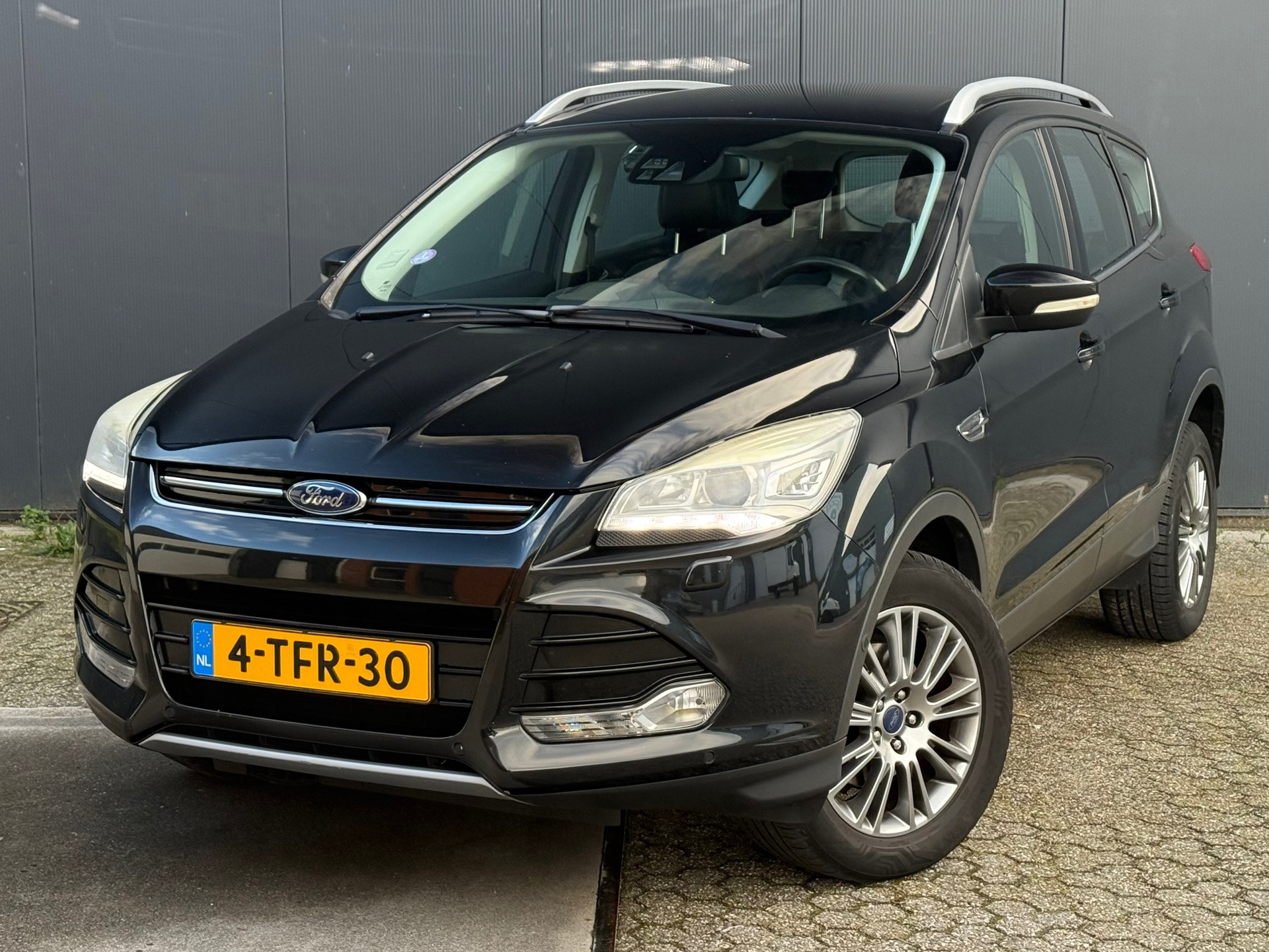 Ford Kuga 1.6 Titanium Leder Clima Cruise Stoelverw PDC Trekhaak 2014 - voorkant