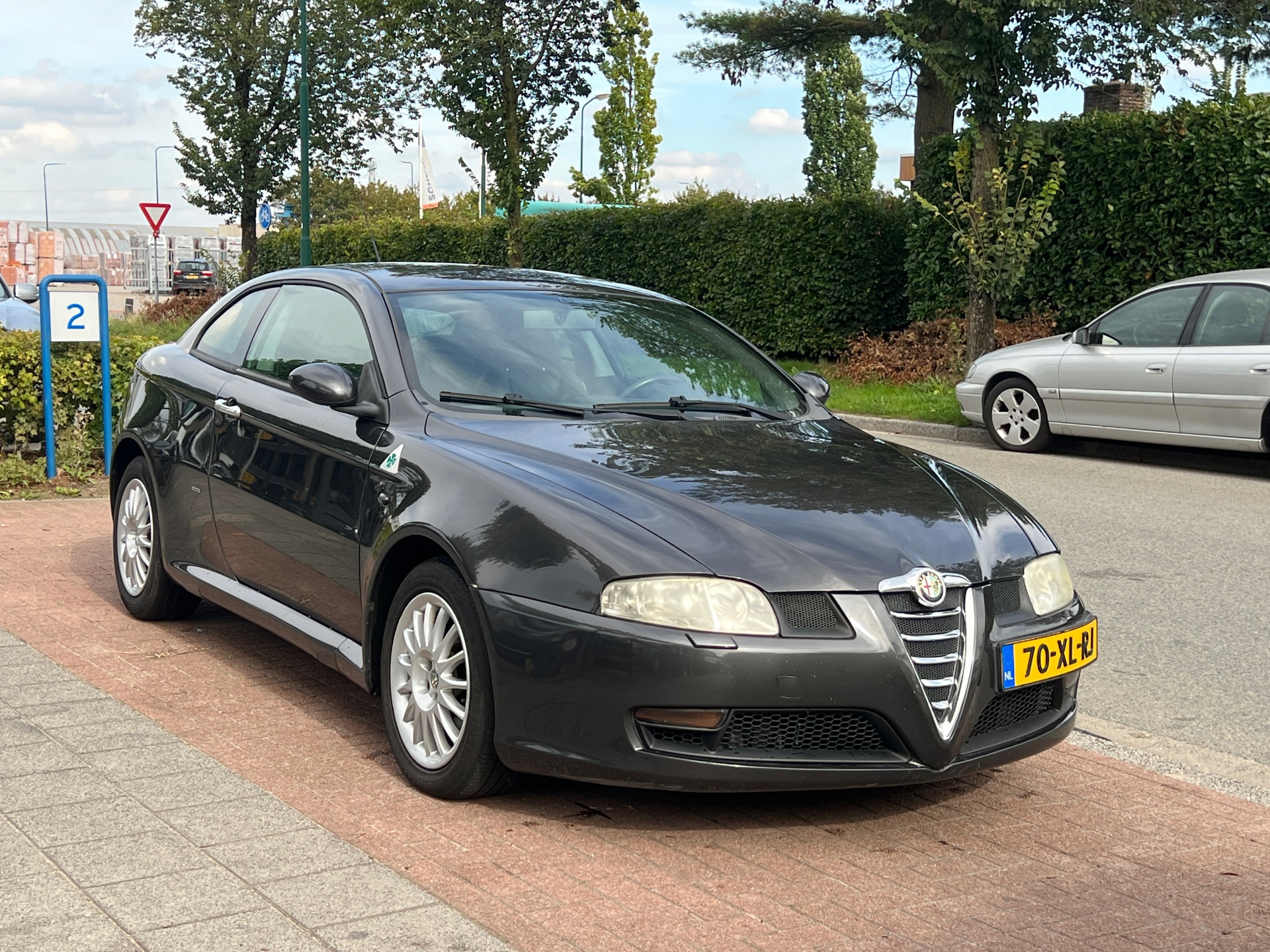 Alfa Romeo GT 2.0 JTS Distinctive |leuke auto voor de hobby auto heeft een tijd stil gestaan | 2006 - voorkant