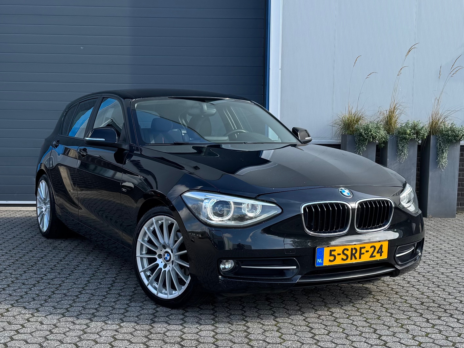 BMW 116i 116i EDE Business Sport | Cruise | Navi | Trekhaak | 18" | Xenon 2013 - voorkant