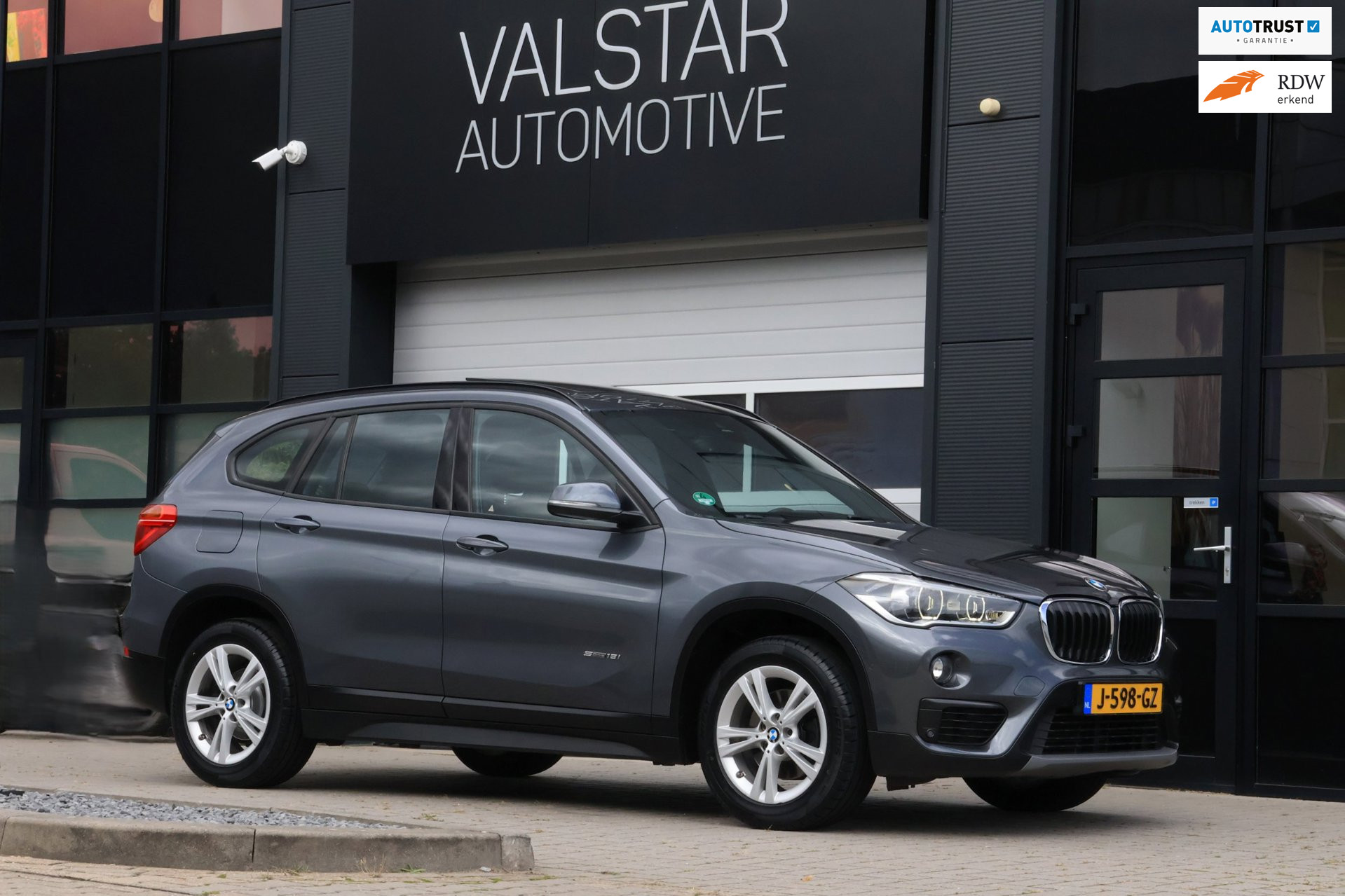 BMW X1 Sdrive18i SDrive18i High Executive | Trekhaak | Pano | LED | LEDER! 2018 - voorkant