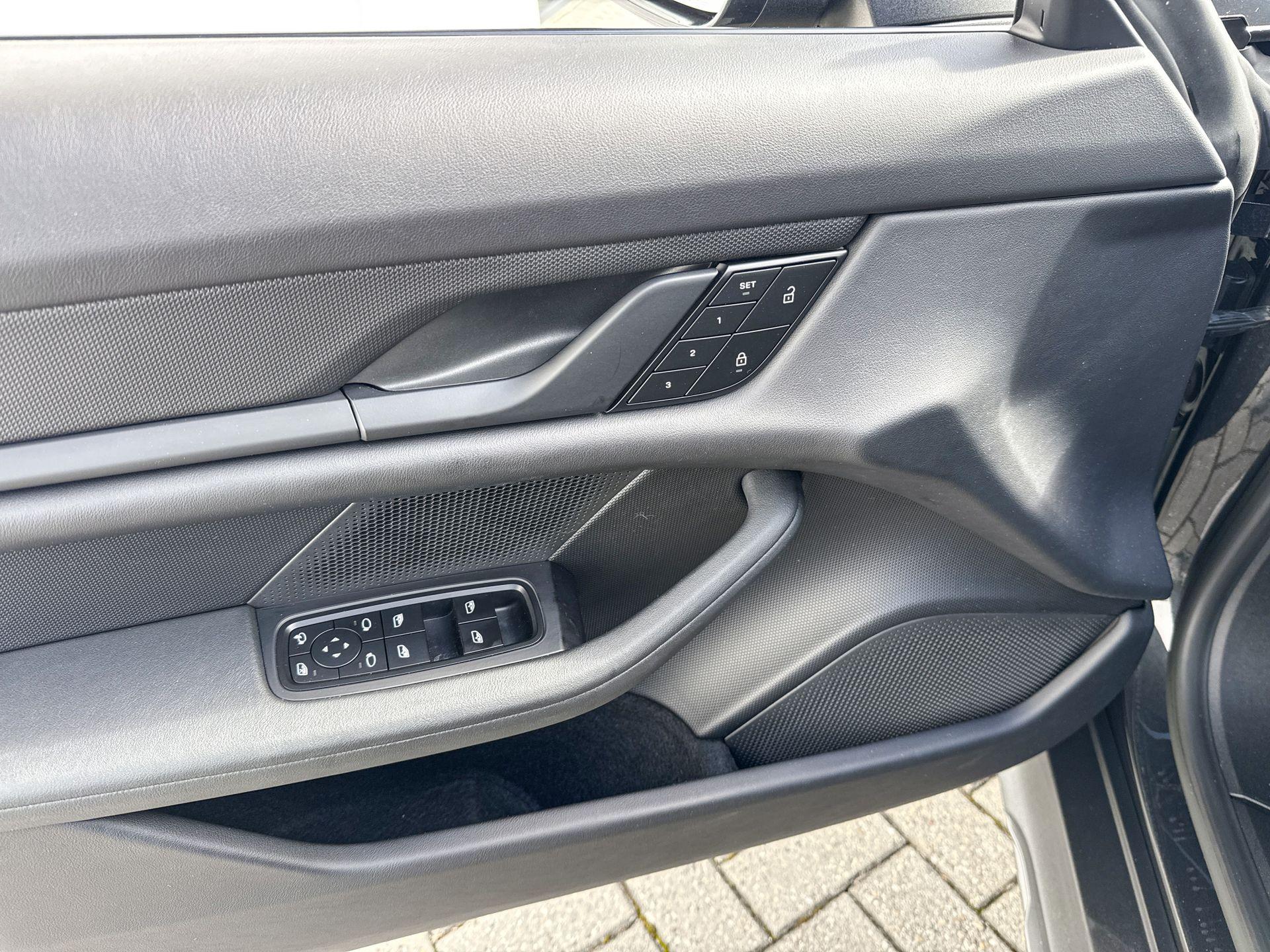 Foto van Porsche Taycan 4