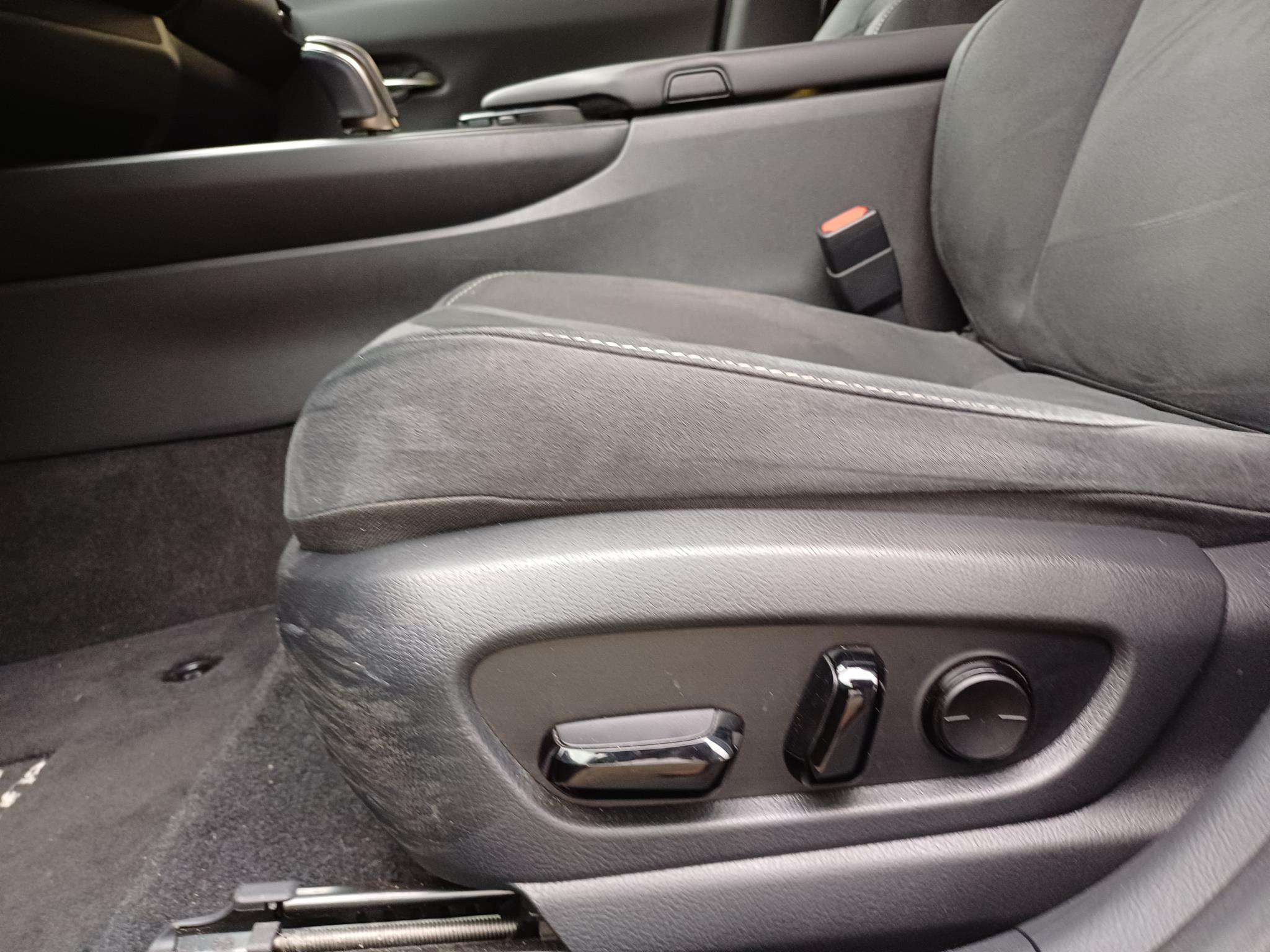 Foto van Lexus Lexus Ux300e