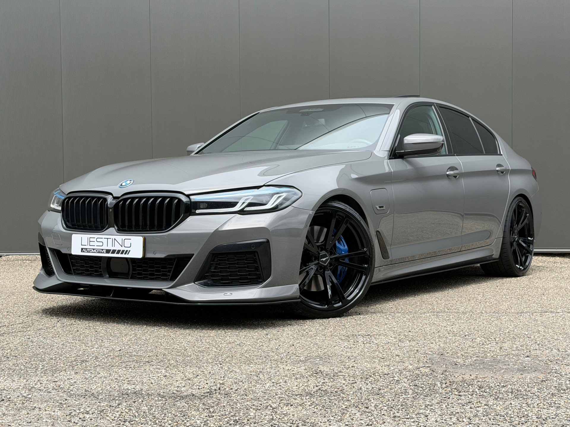 BMW 545e xDrive 545e xDrive M-Sport AC Schnitzer Pano 360 H&K 2022 - voorkant