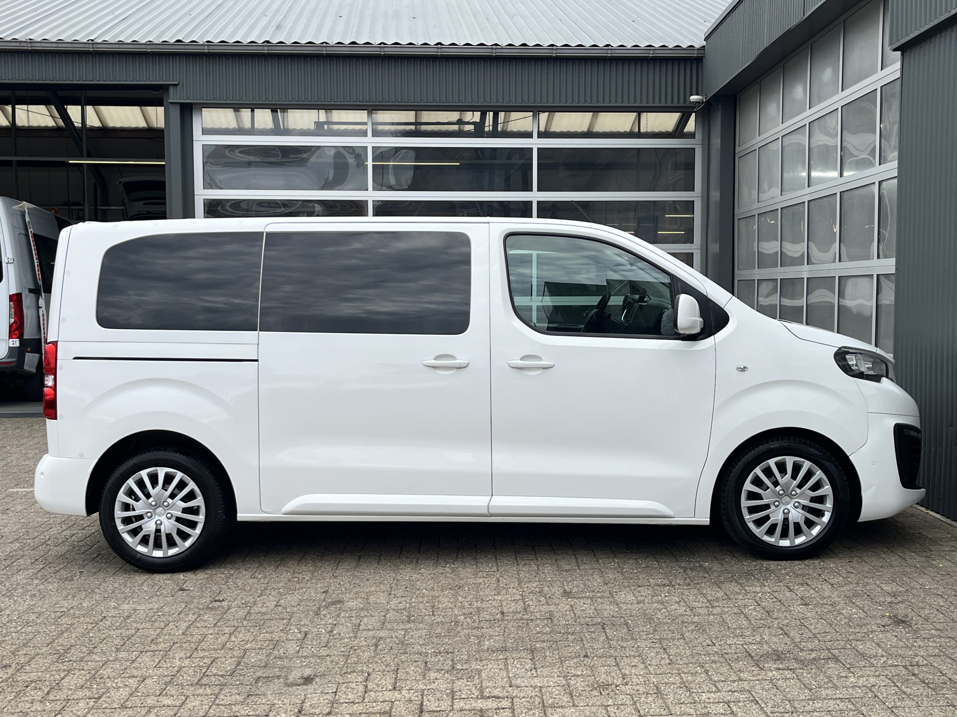 Foto van Peugeot Expert Traveller