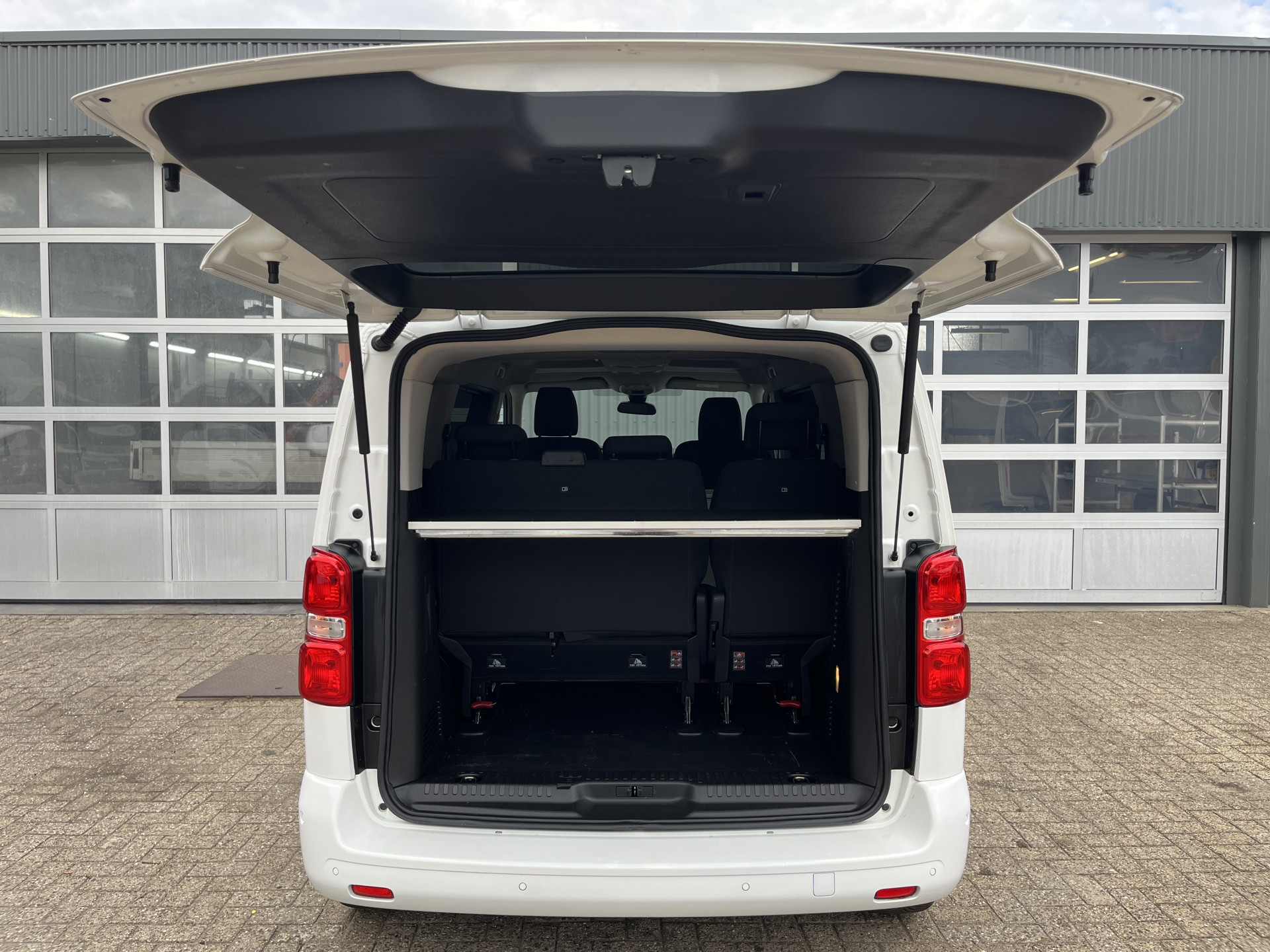 Foto van Peugeot Expert Traveller