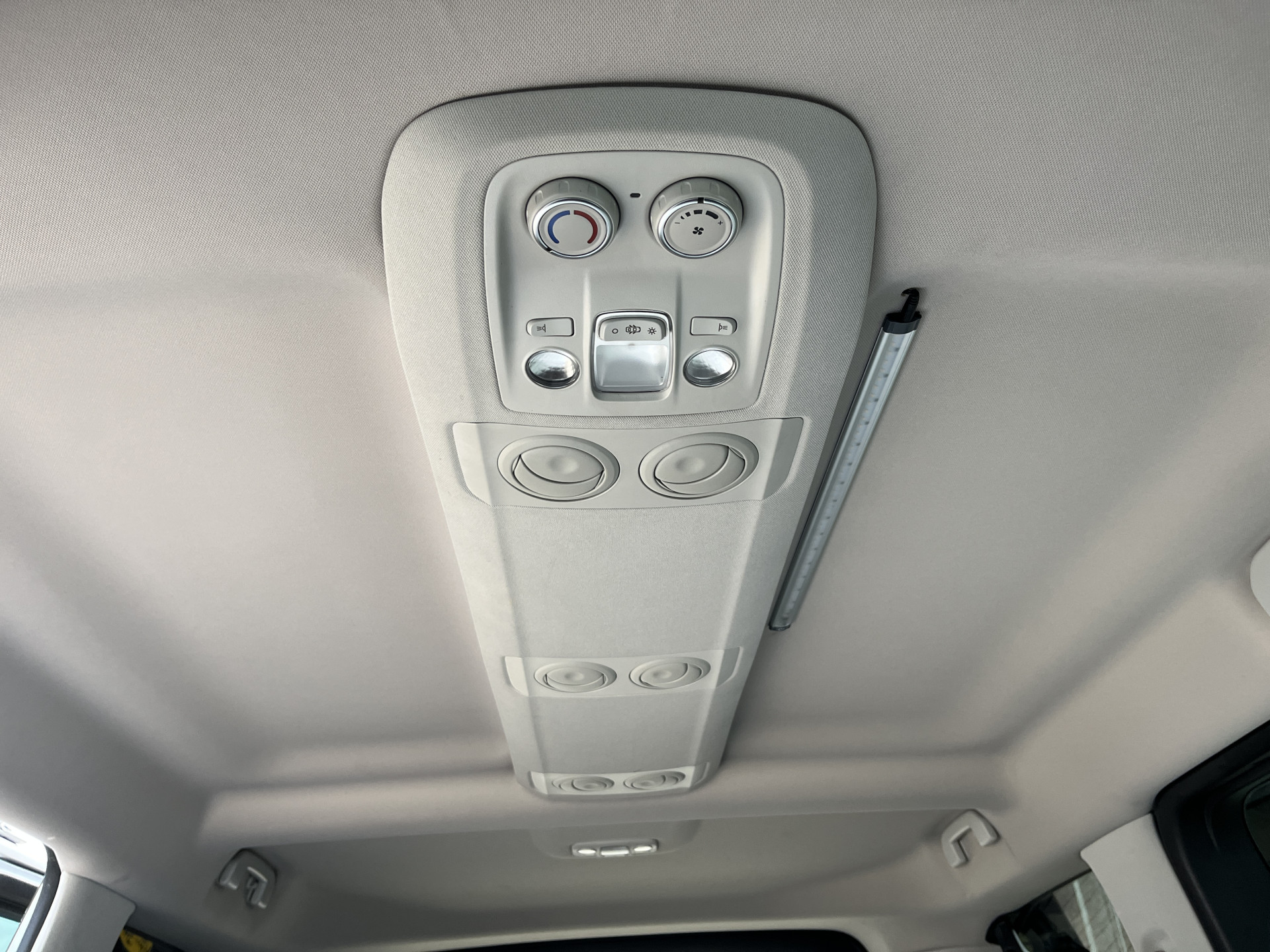 Foto van Peugeot Expert Traveller