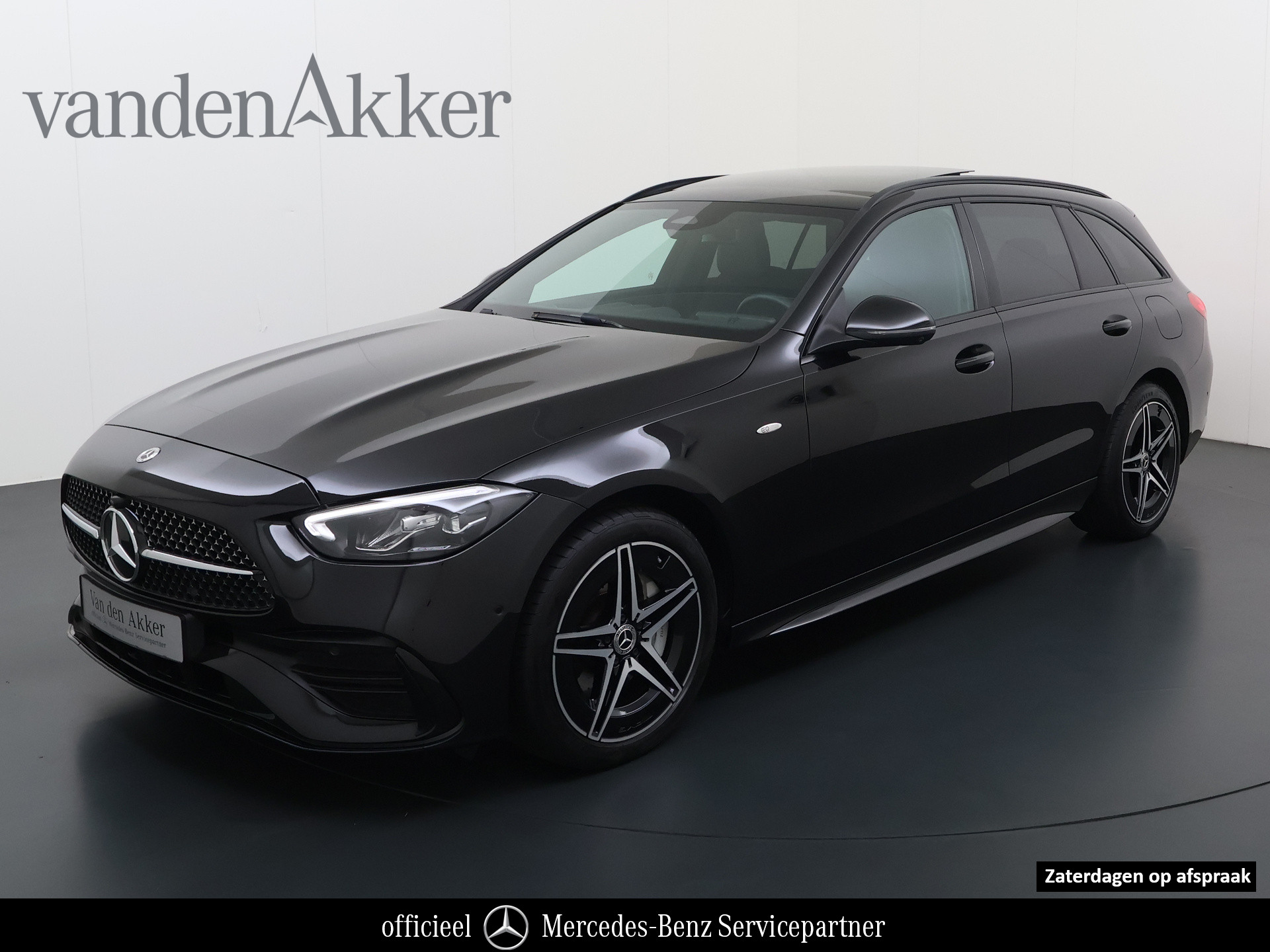 Mercedes-Benz C-klasse 300e AMG Estate // Trekhaak // Panoramadak // Distronic // 360 Camera // Memory // Sfeerverlichting 2025 - voorkant