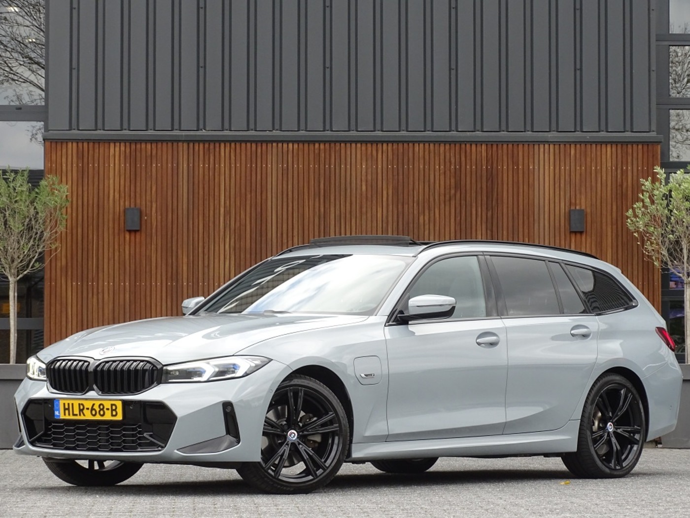 BMW 3-serie Touring 330e 292PK X-Drive M-Sport / pano / 2022 / Brooklyn / LED 2022 - voorkant