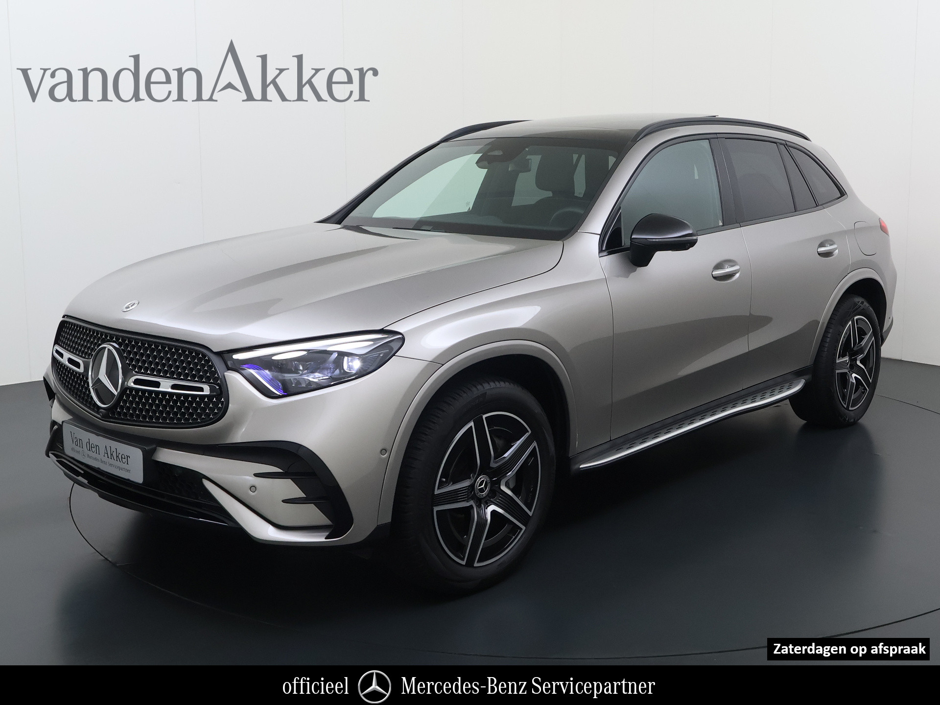 Mercedes-Benz GLC 300e AMG // Panoramadak // Trekhaak // Achterbank Verwarming // 360 Camera // Memory // Carplay // Night Pakket 2024 - voorkant