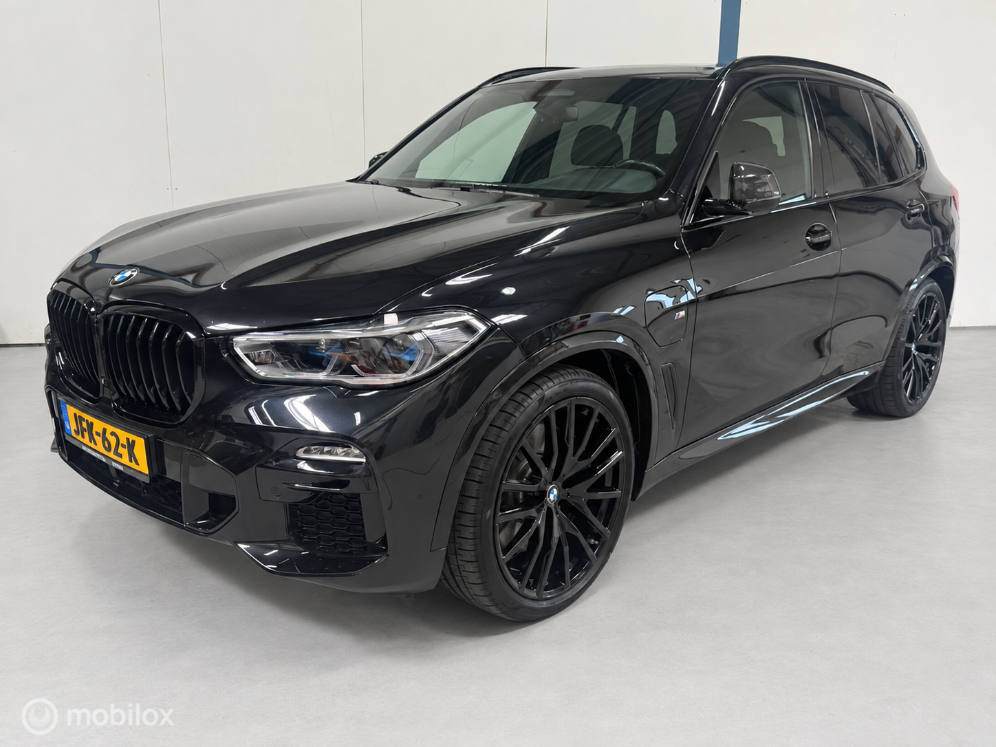 BMW X5 xDrive45e M-SPORT ACC/SKYLOUNGE/4WD STURING 2021 - voorkant