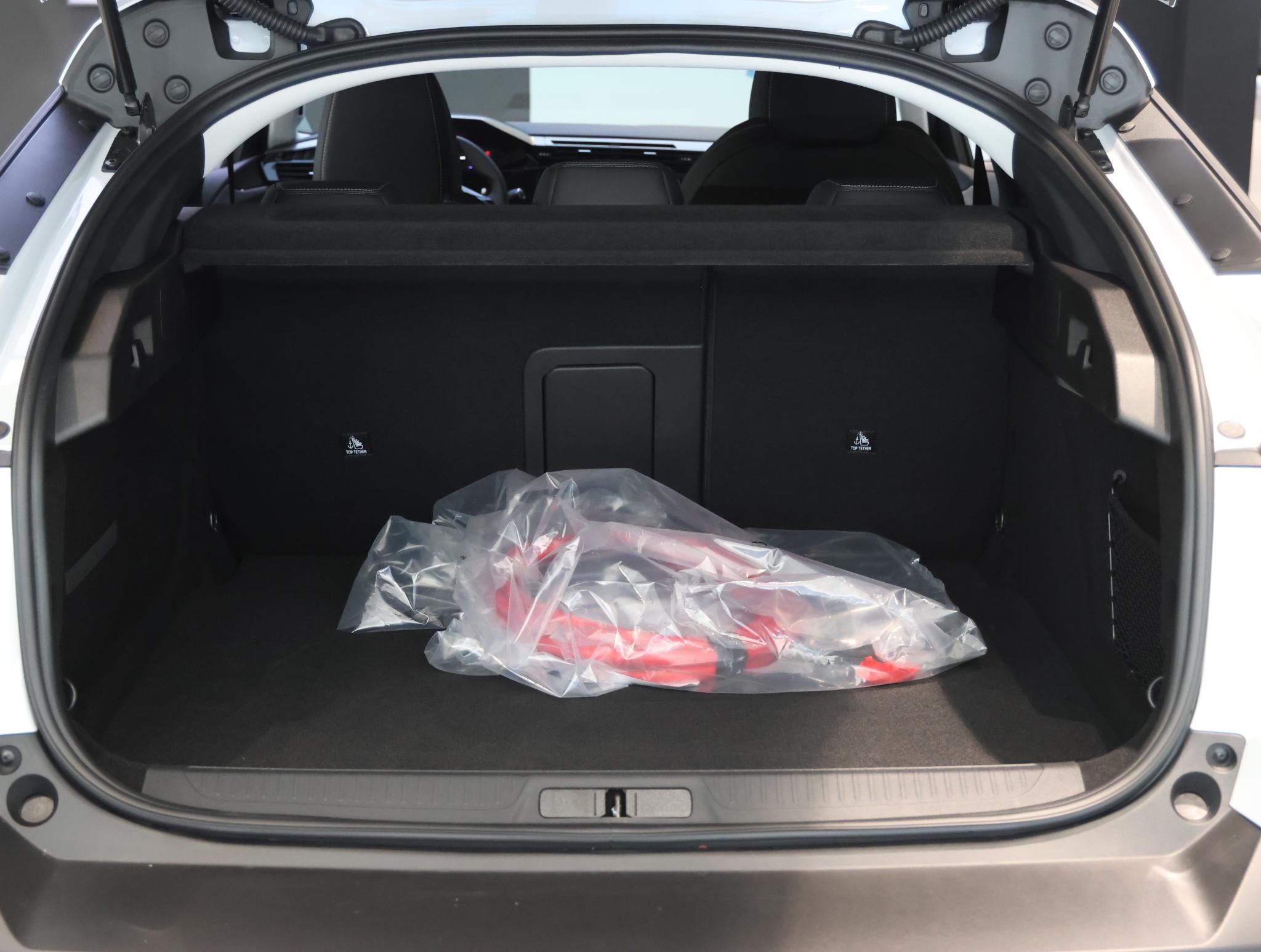 Foto van Peugeot E-408