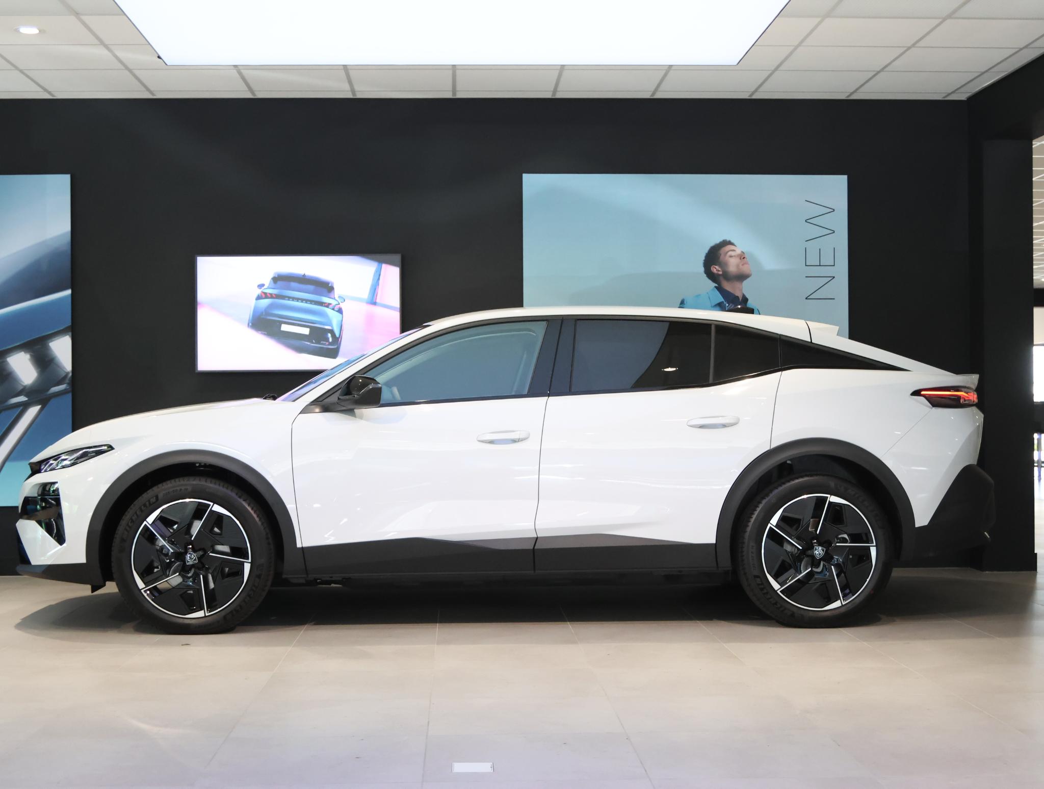 Foto van Peugeot E-408