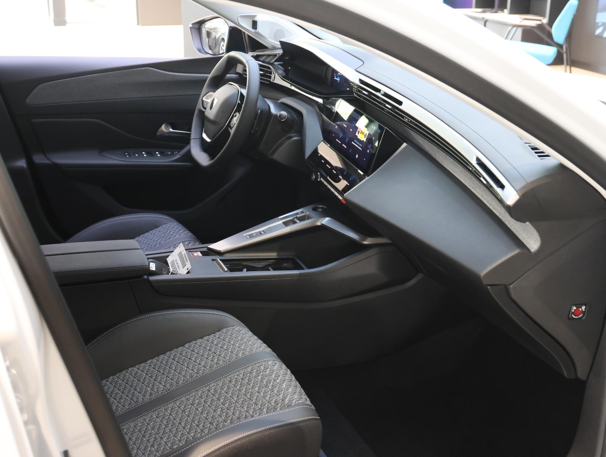 Foto van Peugeot E-408