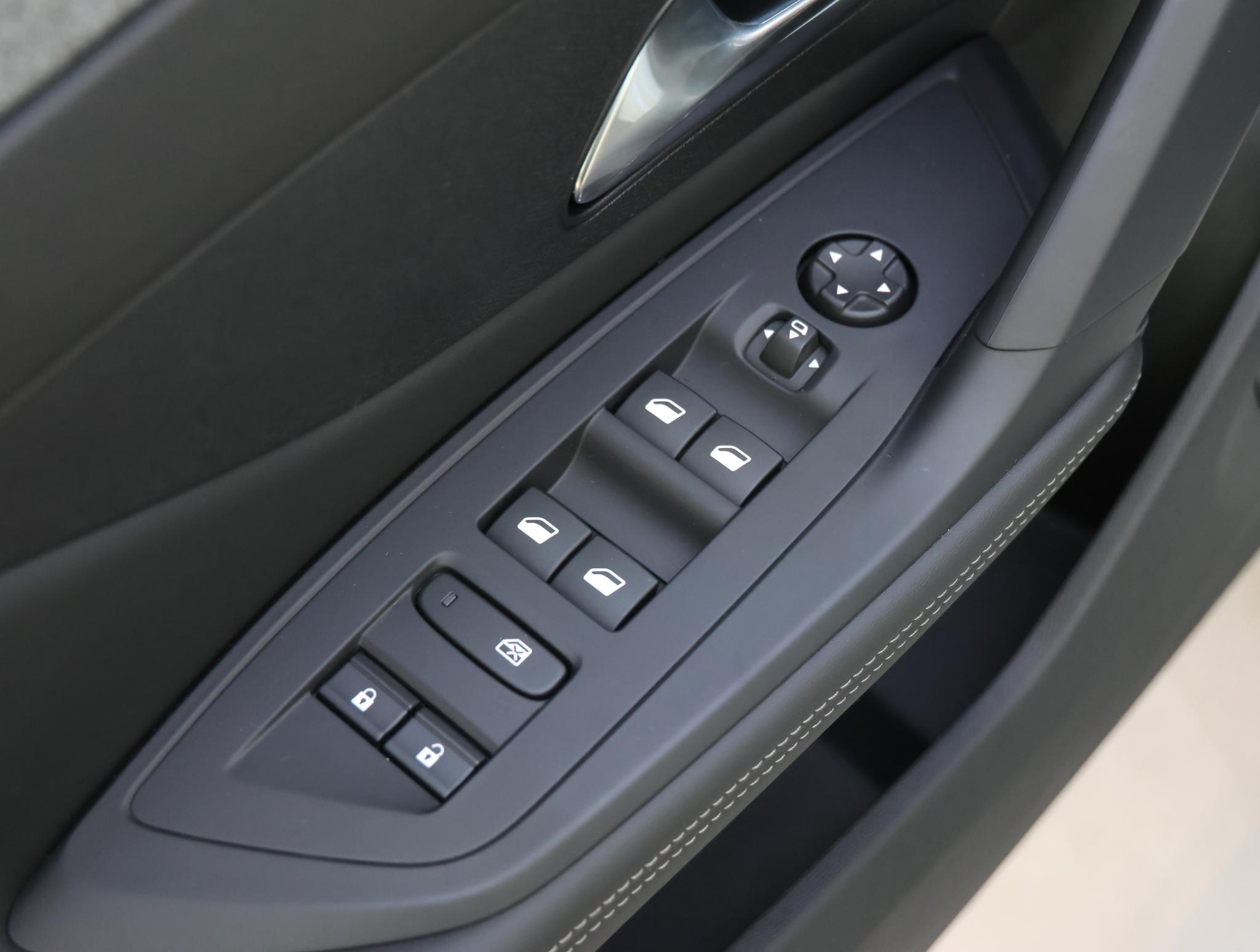 Foto van Peugeot E-408