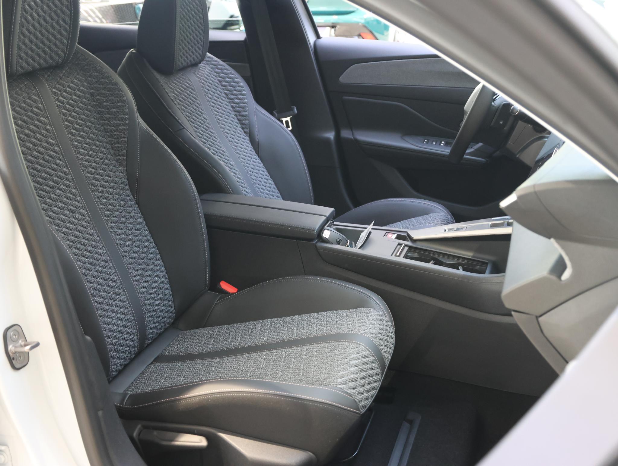 Foto van Peugeot E-408