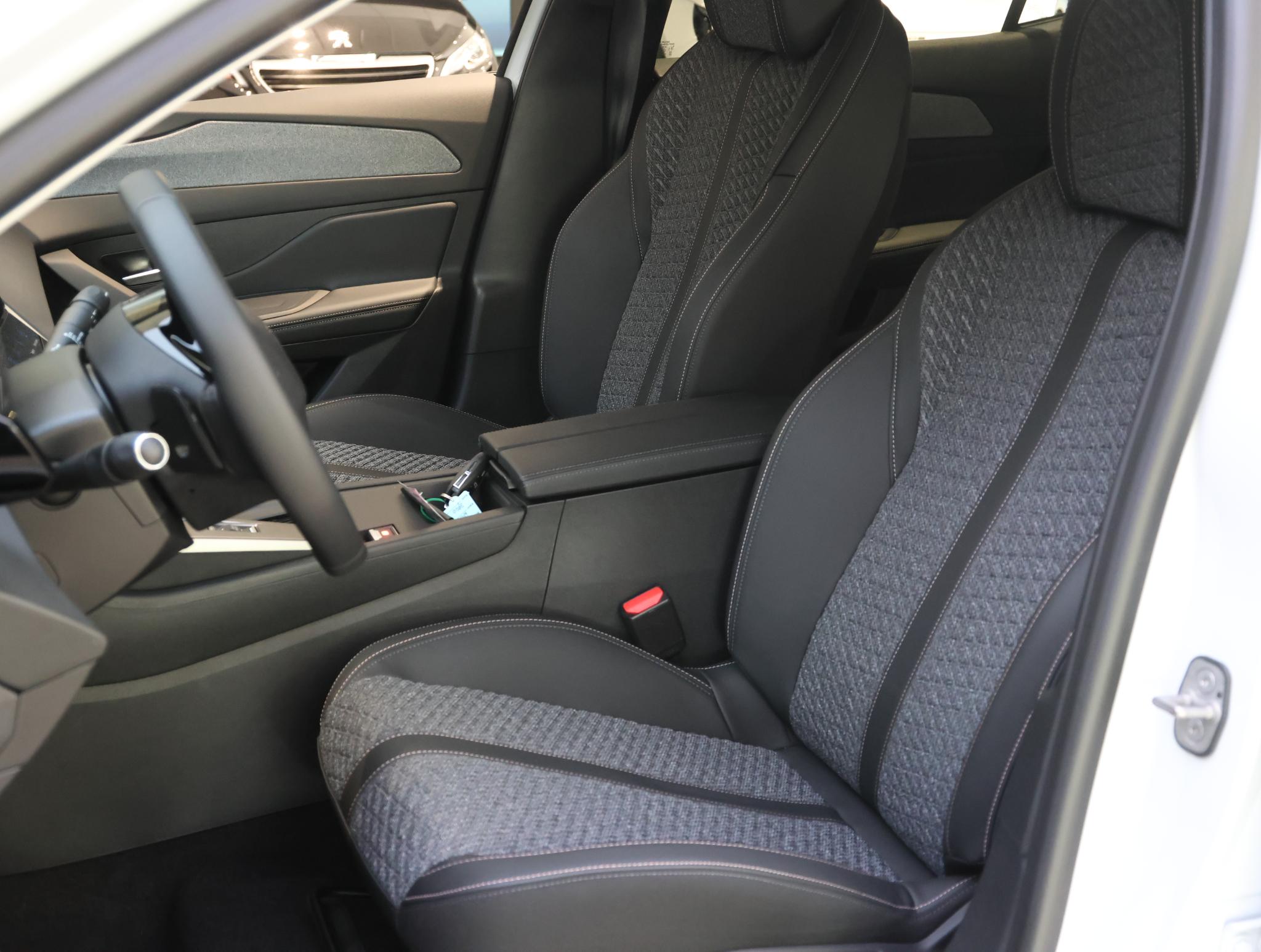 Foto van Peugeot E-408