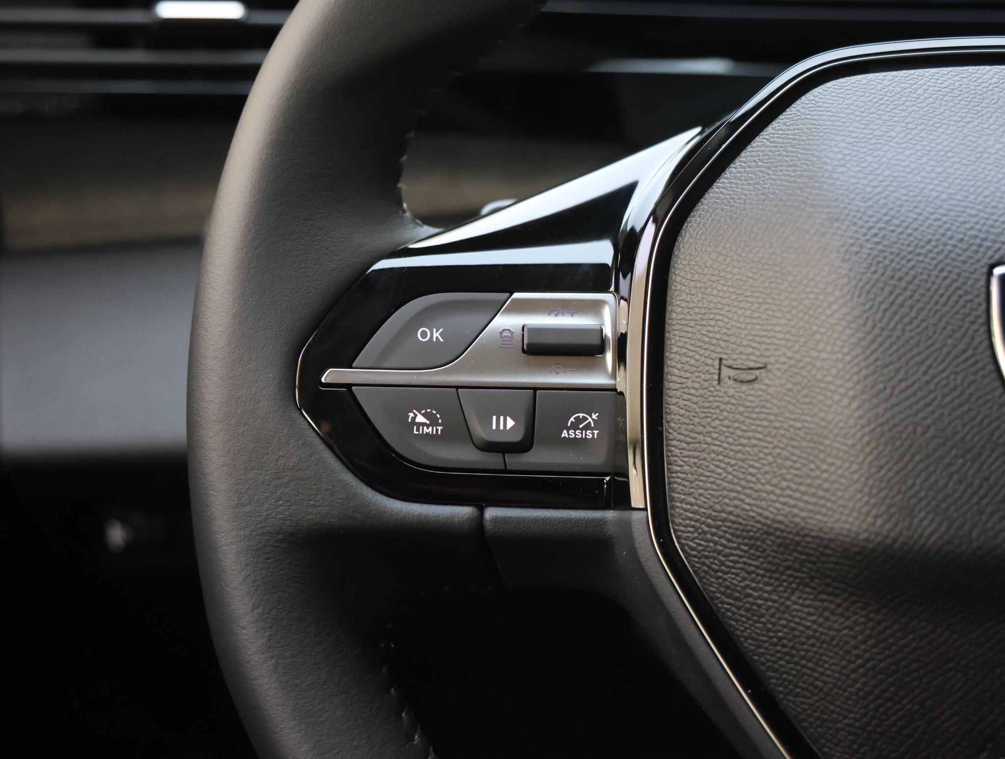 Foto van Peugeot E-408