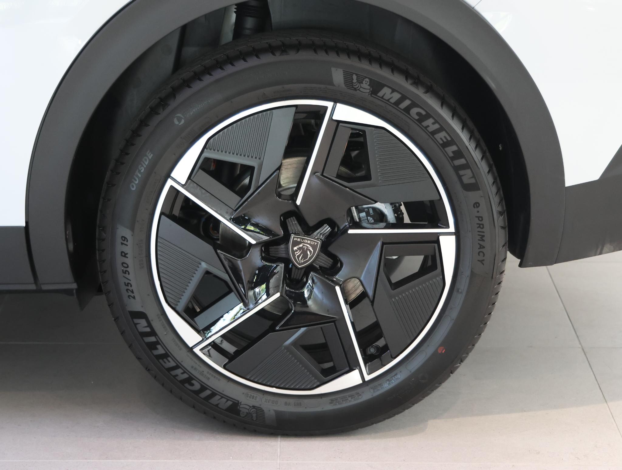 Foto van Peugeot E-408