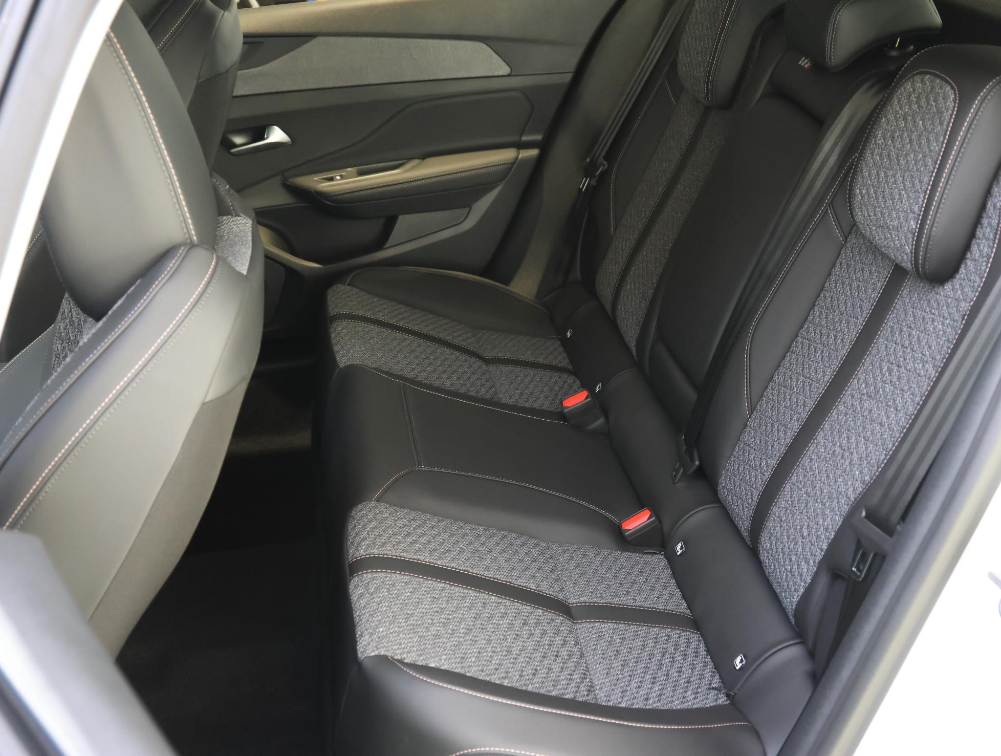 Foto van Peugeot E-408