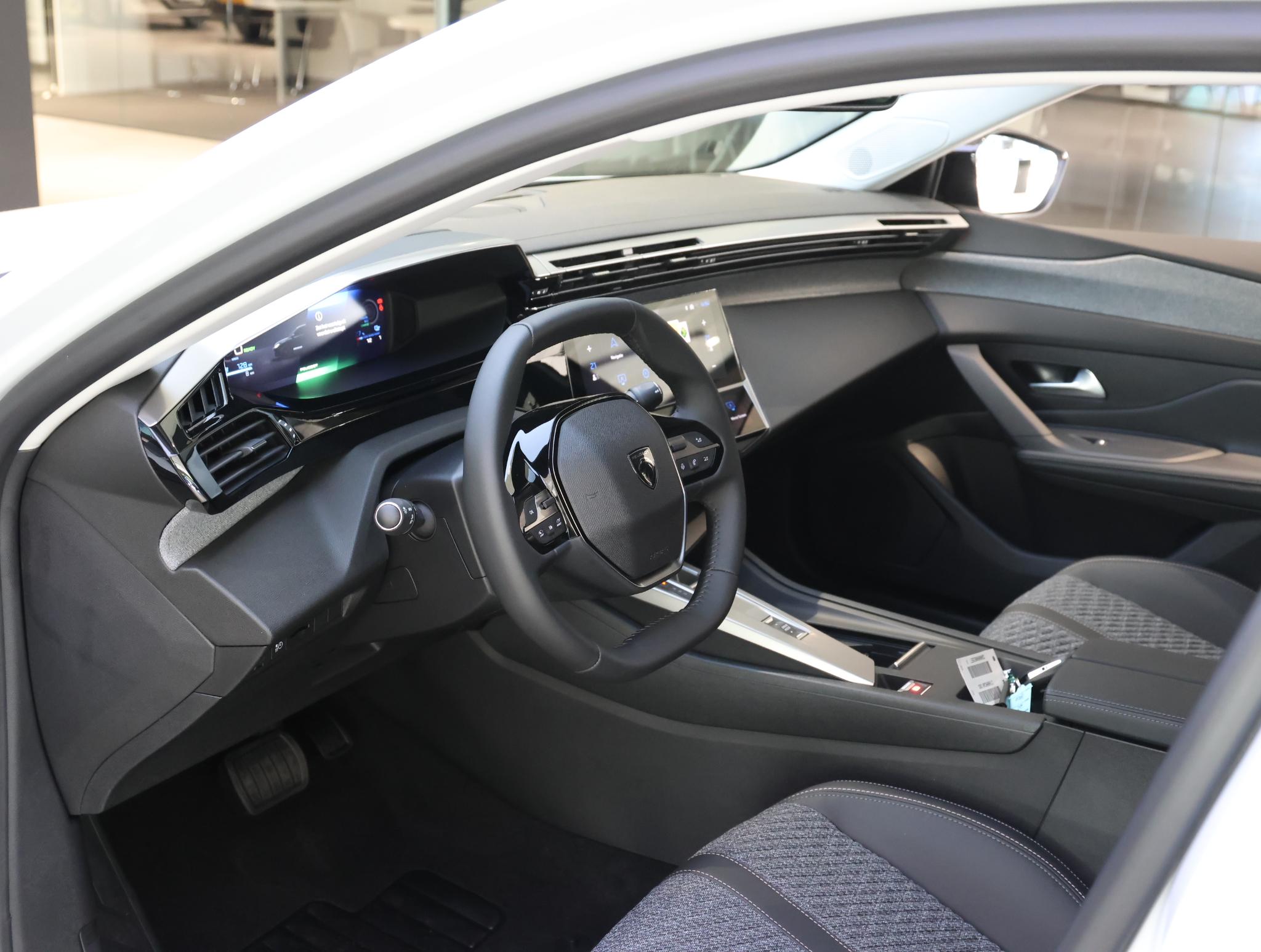 Foto van Peugeot E-408