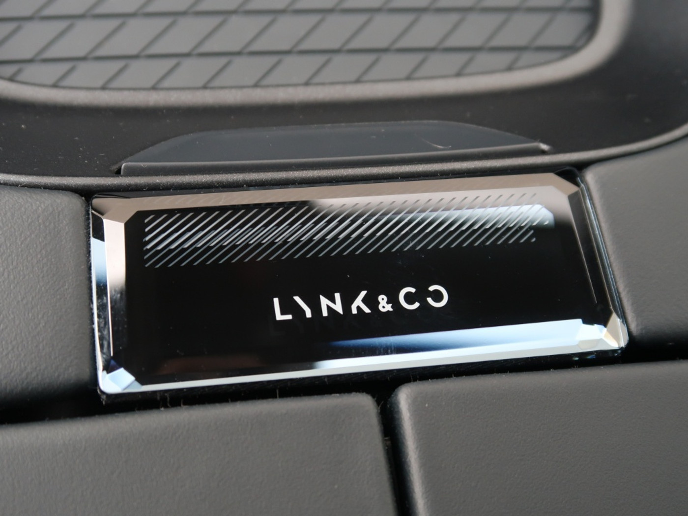 Foto van LYNK & Co 08