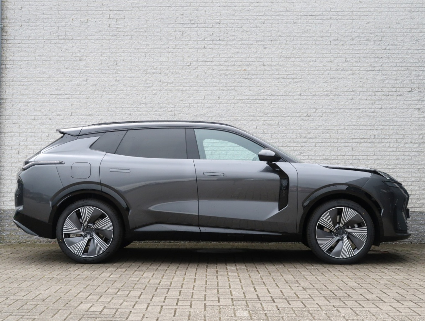 Foto van LYNK & Co 08