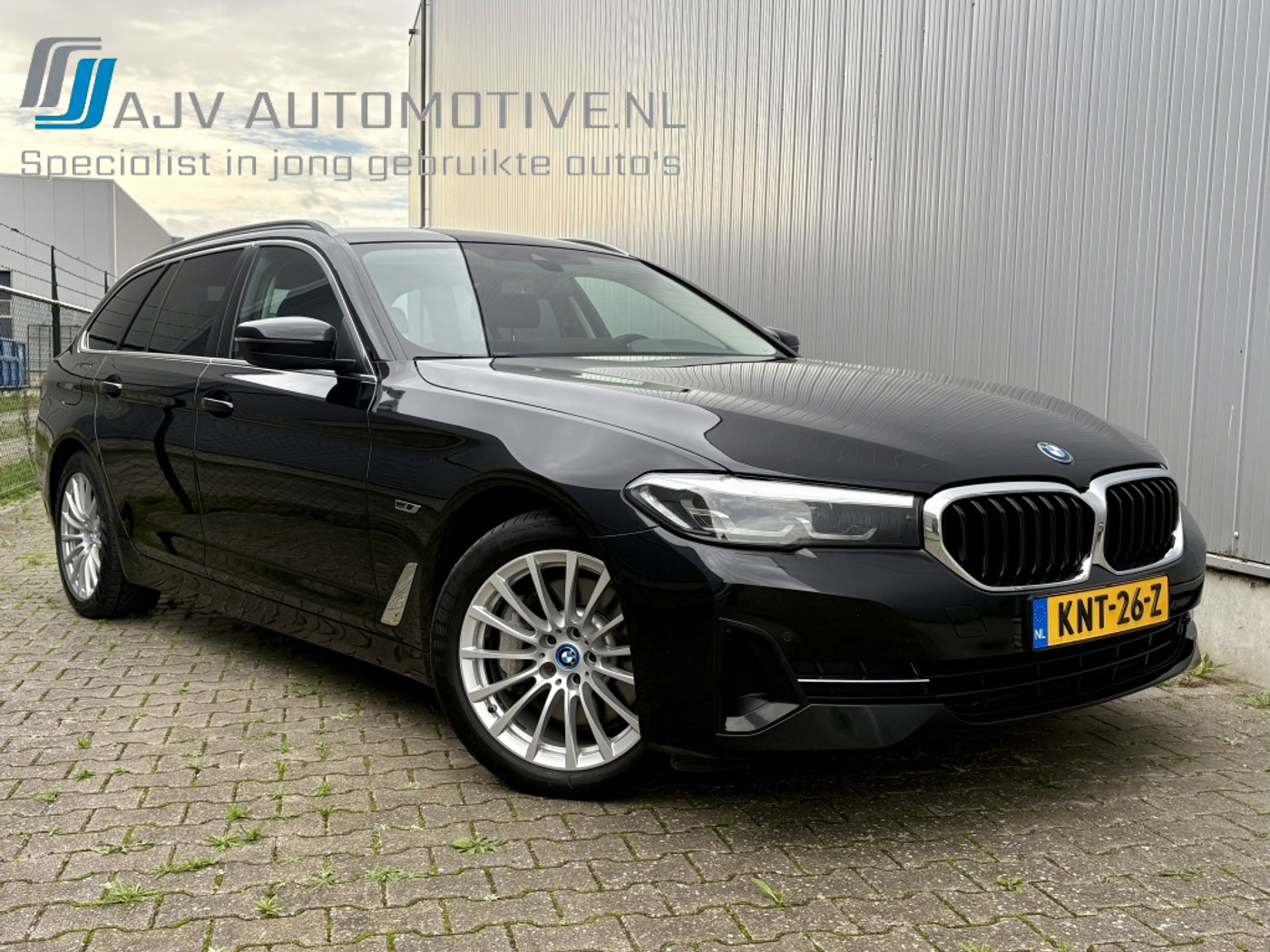 BMW 5-serie Touring 530e X-DRIVE HIGH EXECUTIVE / TREKHAAK / LEDER 2022 - voorkant