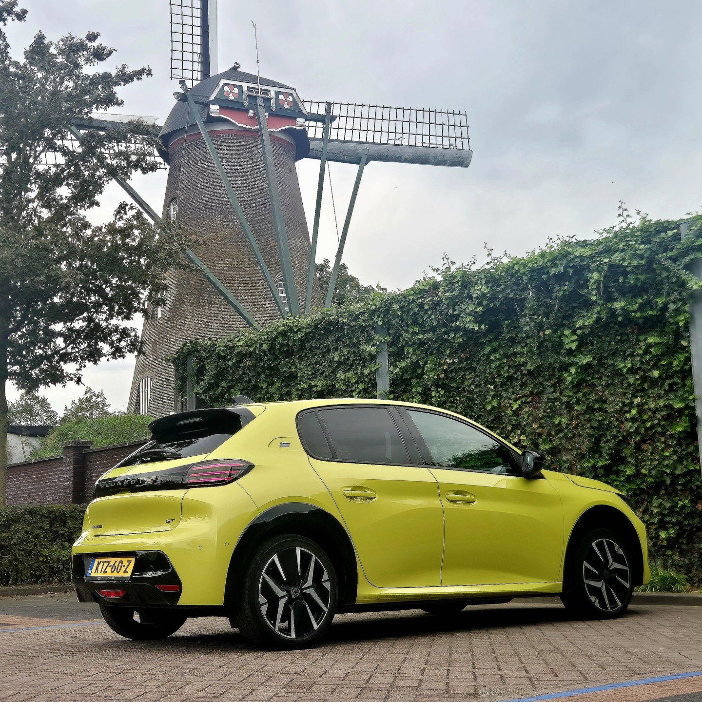 Foto van Peugeot E-208