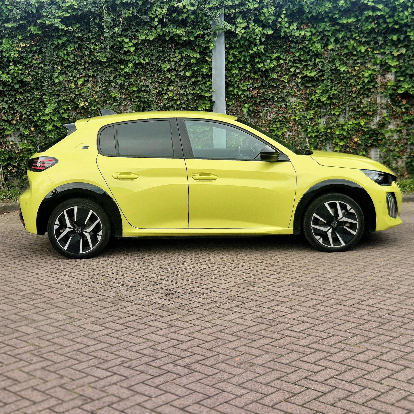 Foto van Peugeot E-208