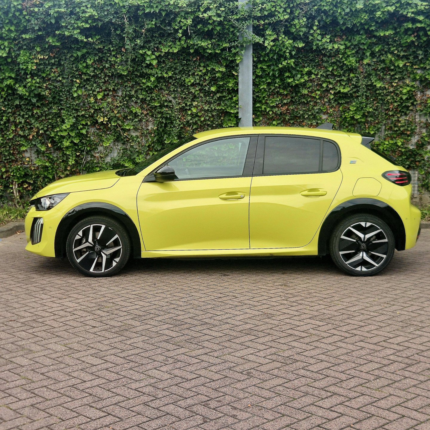 Foto van Peugeot E-208