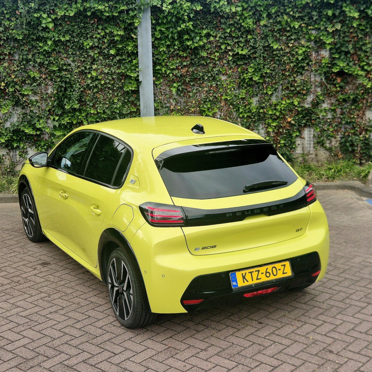 Foto van Peugeot E-208