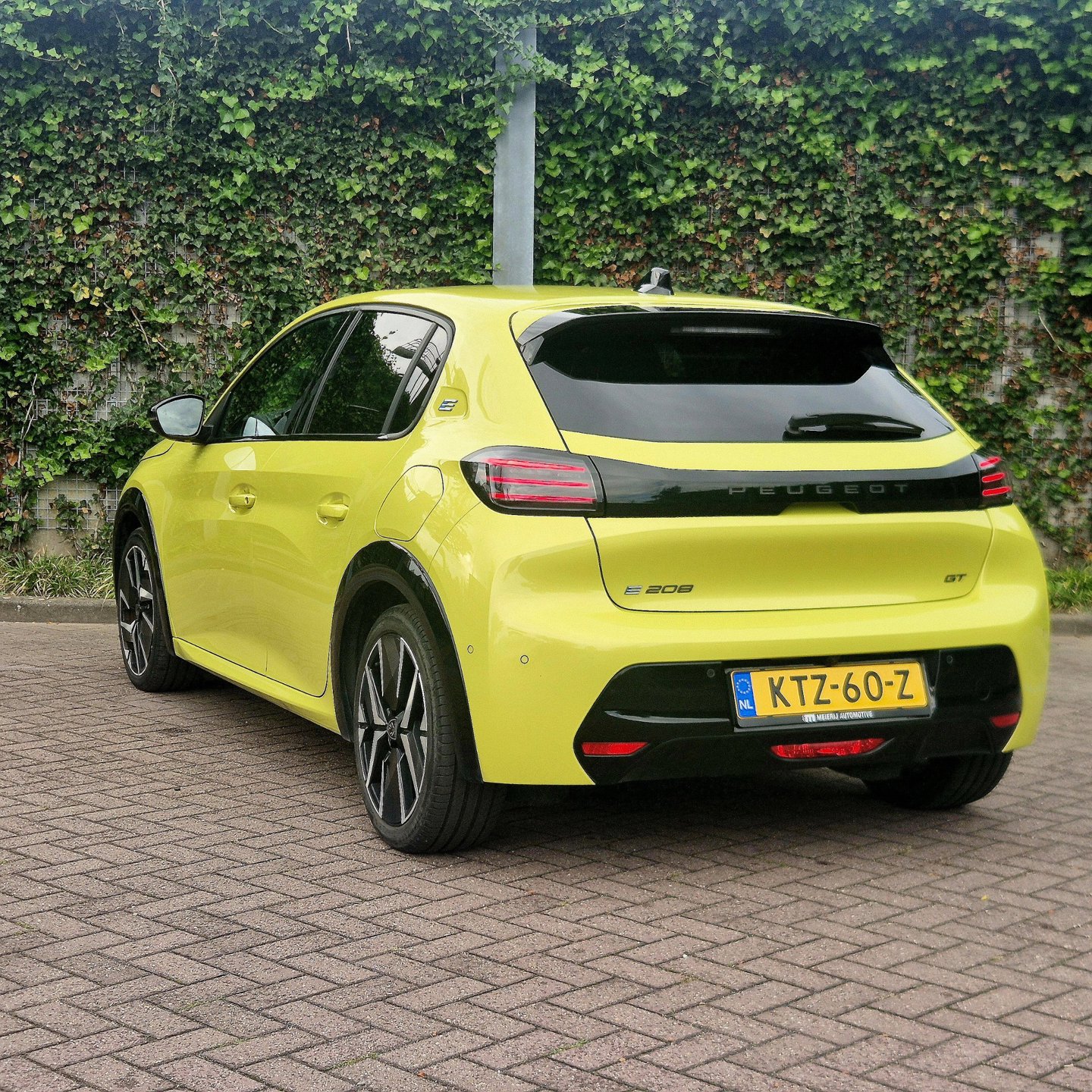Foto van Peugeot E-208