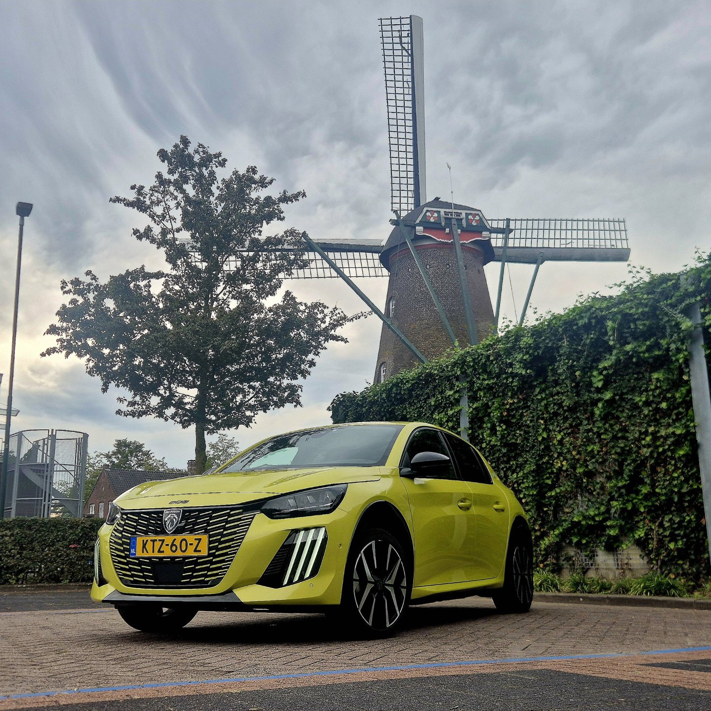 Foto van Peugeot E-208