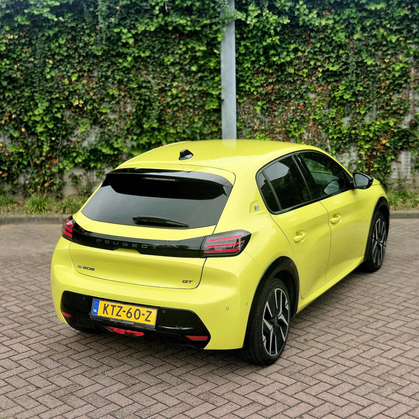 Foto van Peugeot E-208