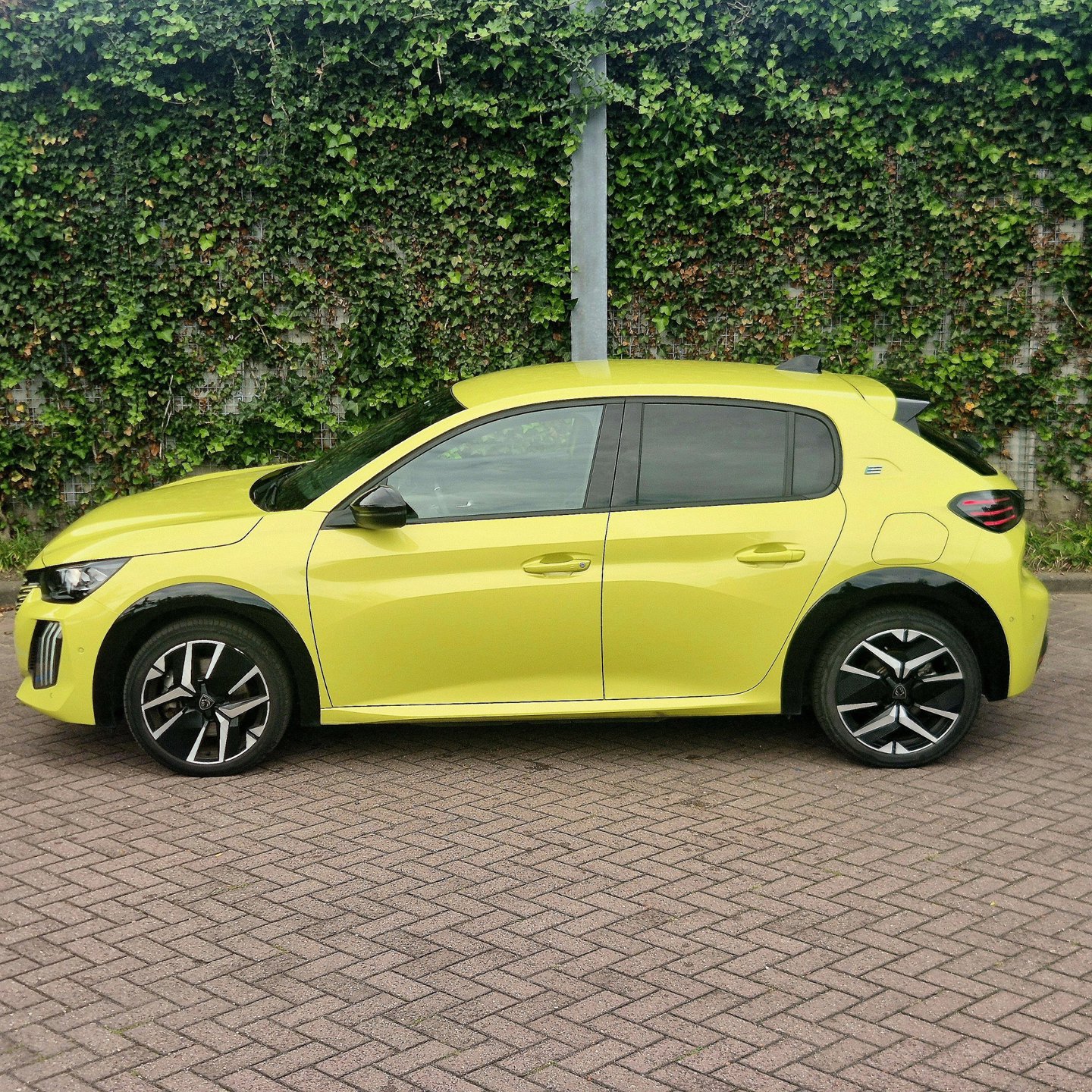Foto van Peugeot E-208